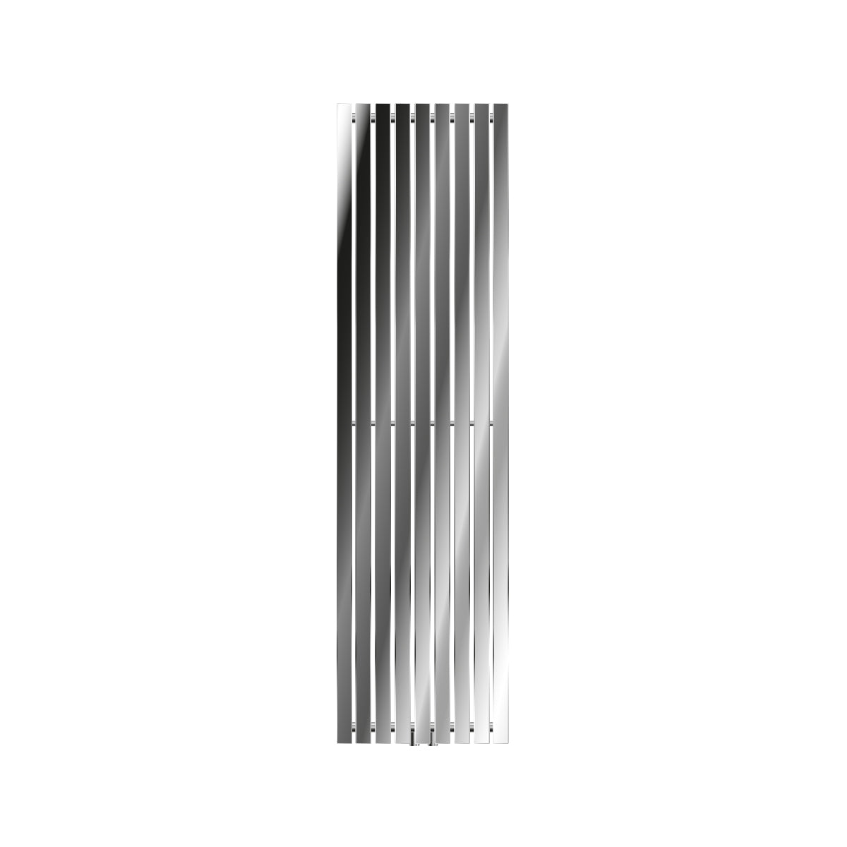En vertikal radiator i krom med flere smalle lameller.