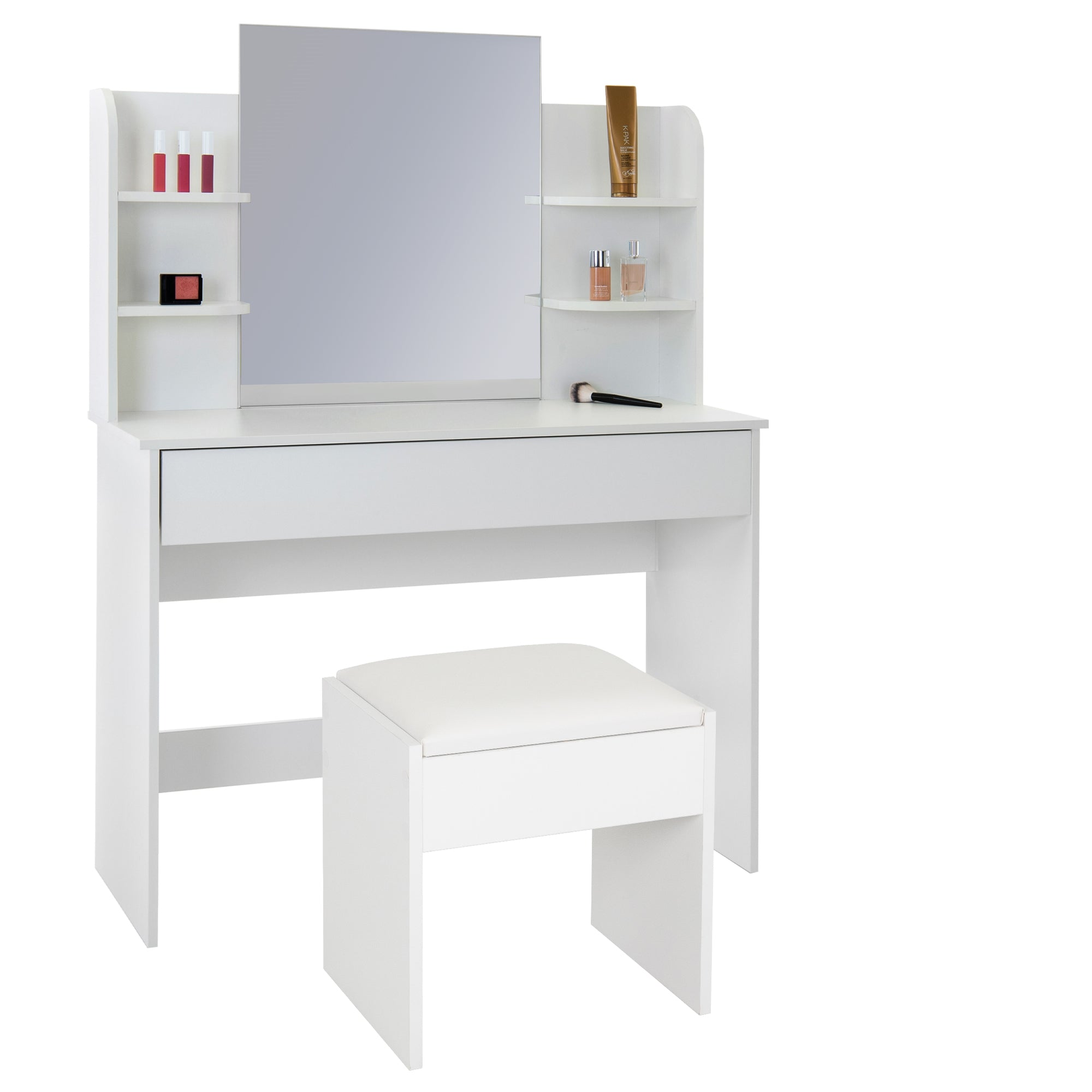 Witte make-up tafel met spiegel en planken, naast een gepolsterde kruk.