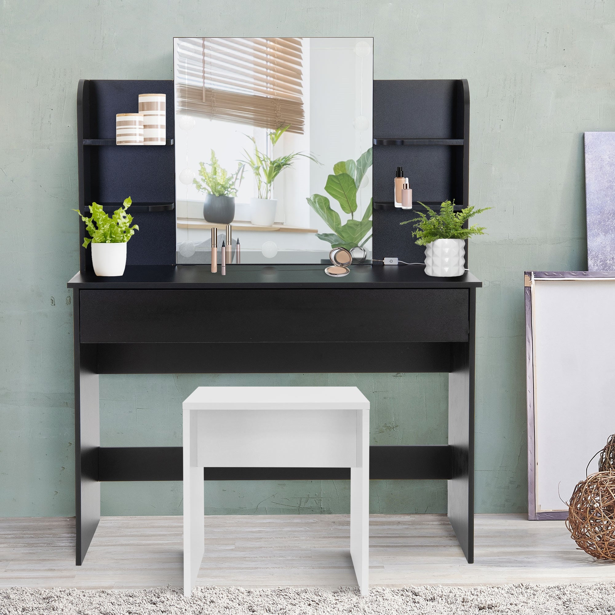 Ein Schminktisch mit Spiegel, Pflanzen und Kosmetikartikeln.