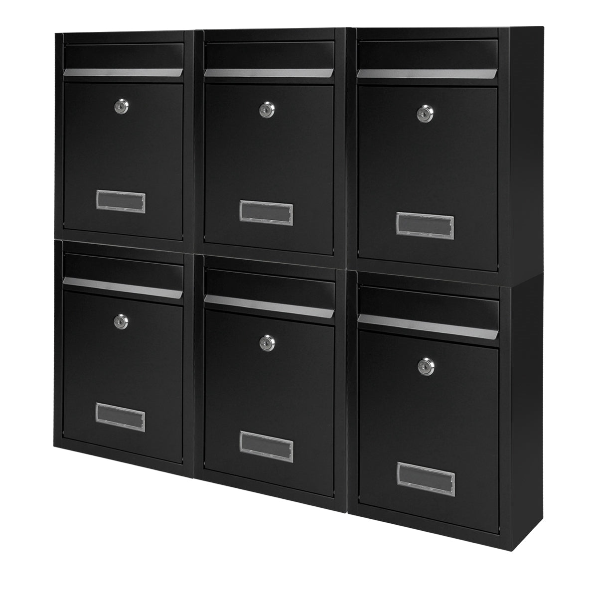 Sechs schwarze Briefkästen in einer Reihe, mit Schlössern und Namensschildern.