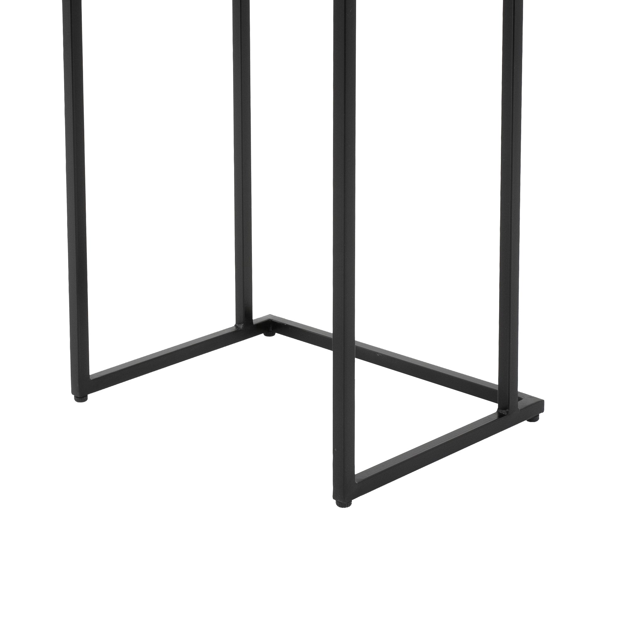 Detailansicht der Tischbeine eines hohen Tisches aus Metall.