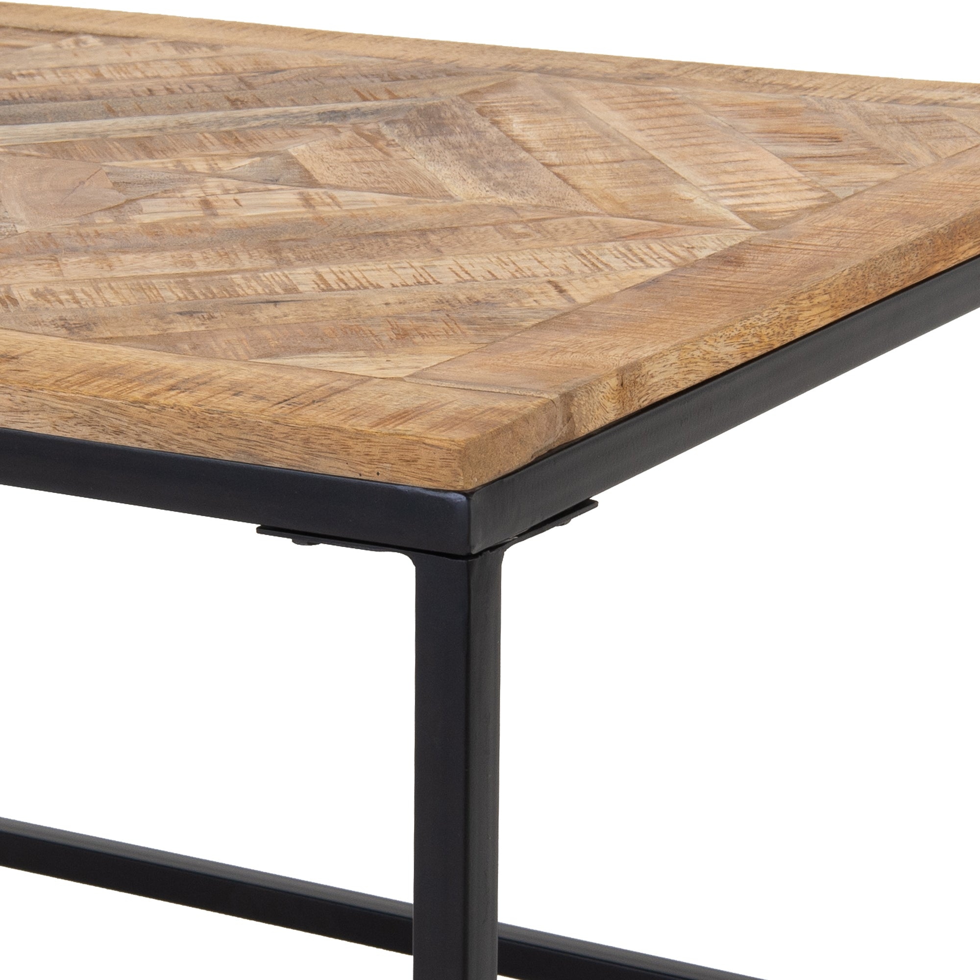 Detailweergave van een houten tafel met geometrisch patroon.