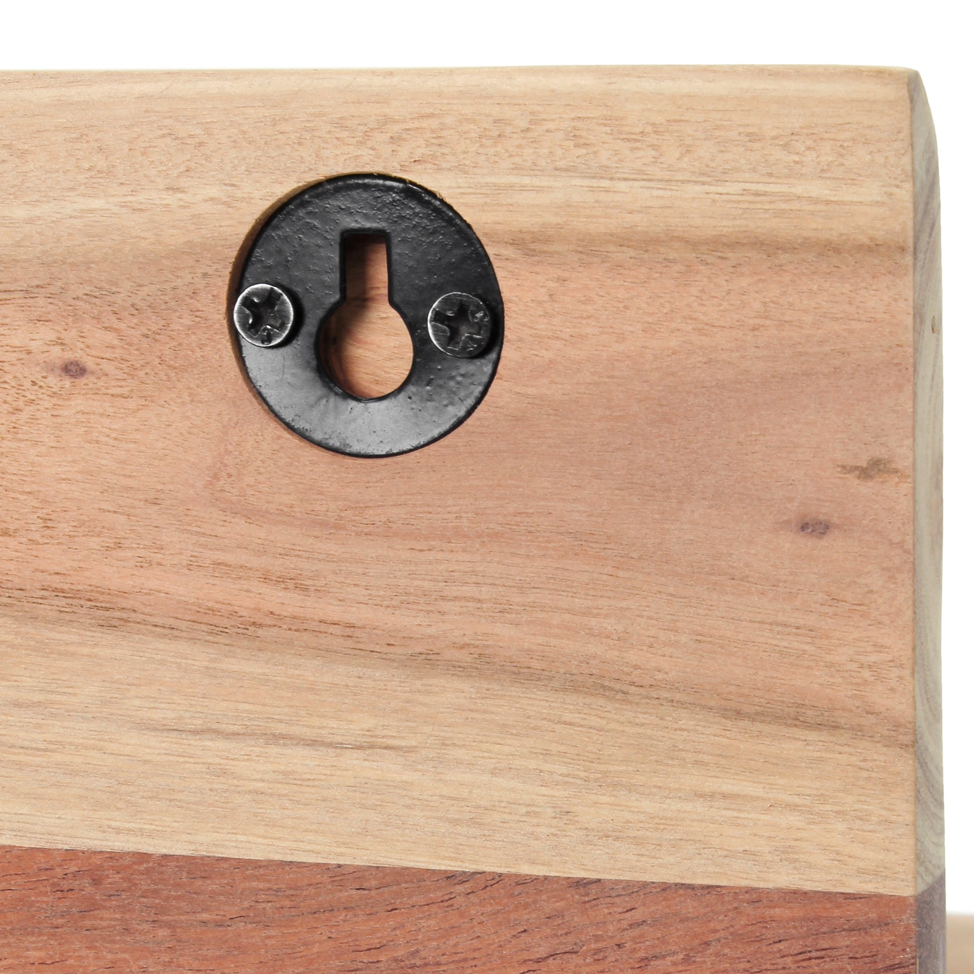 Holzstück mit einer schwarzen Metallplatte und einem Schlüsselloch.