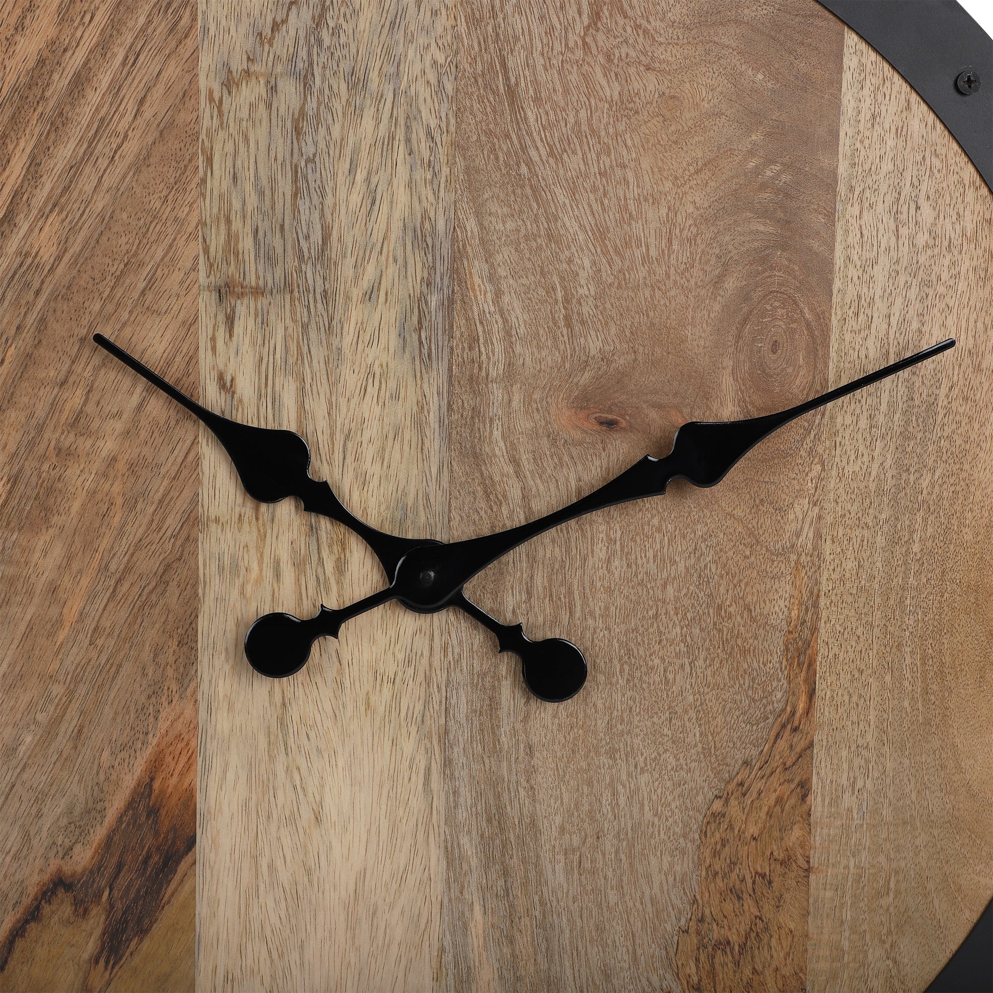 Holz-Uhr mit zwei schwarzen Uhrzeigern und runder Form.