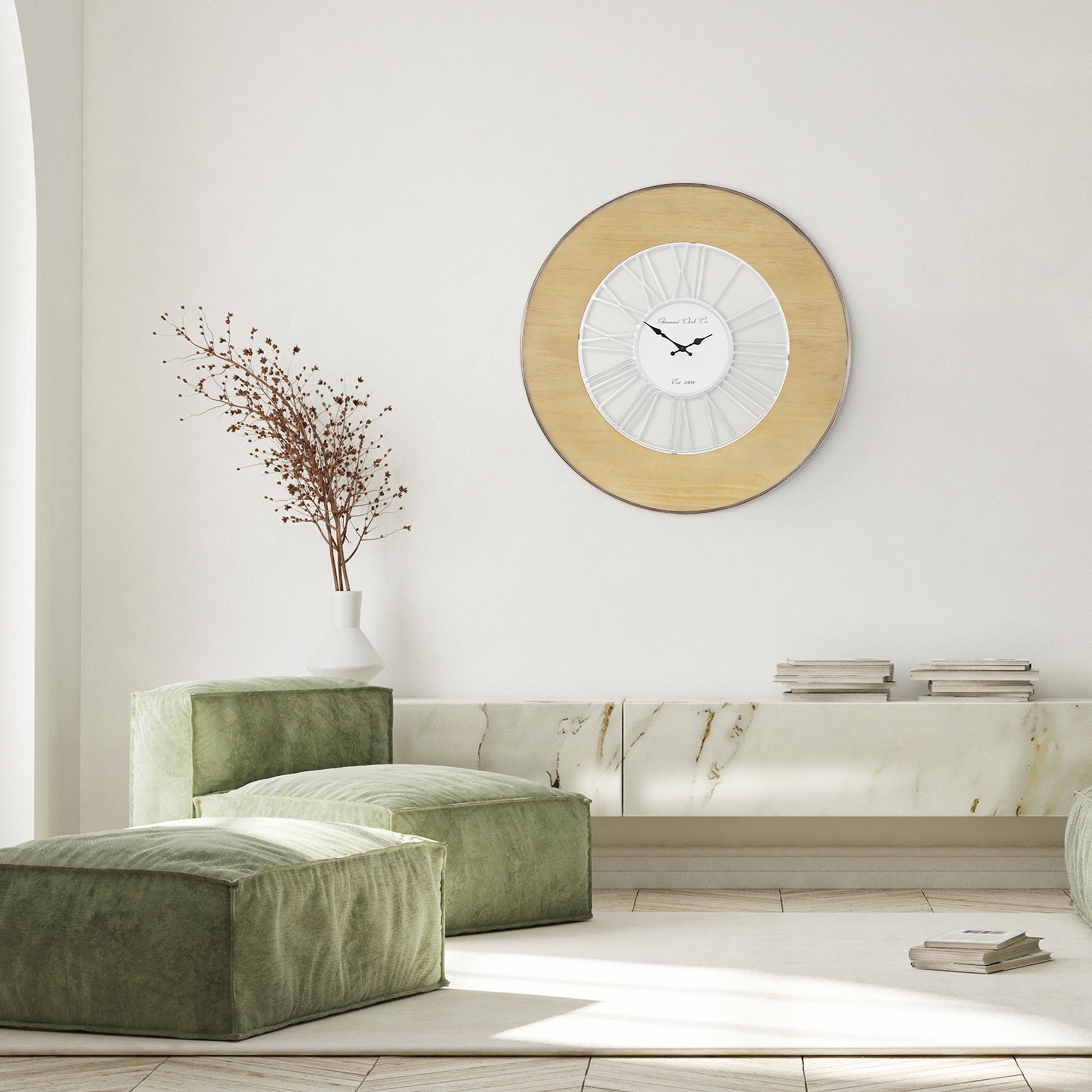 Raum mit runder Uhr, grünen Sitzmöbeln und Vase.