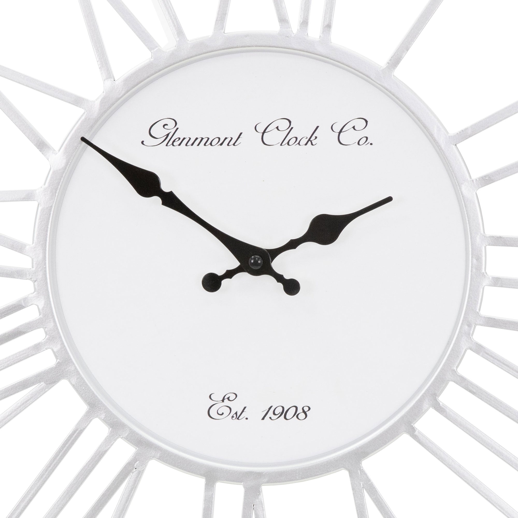 Wanduhr mit schwarzem Ziffernblatt und Schriftzug auf weißem Hintergrund.