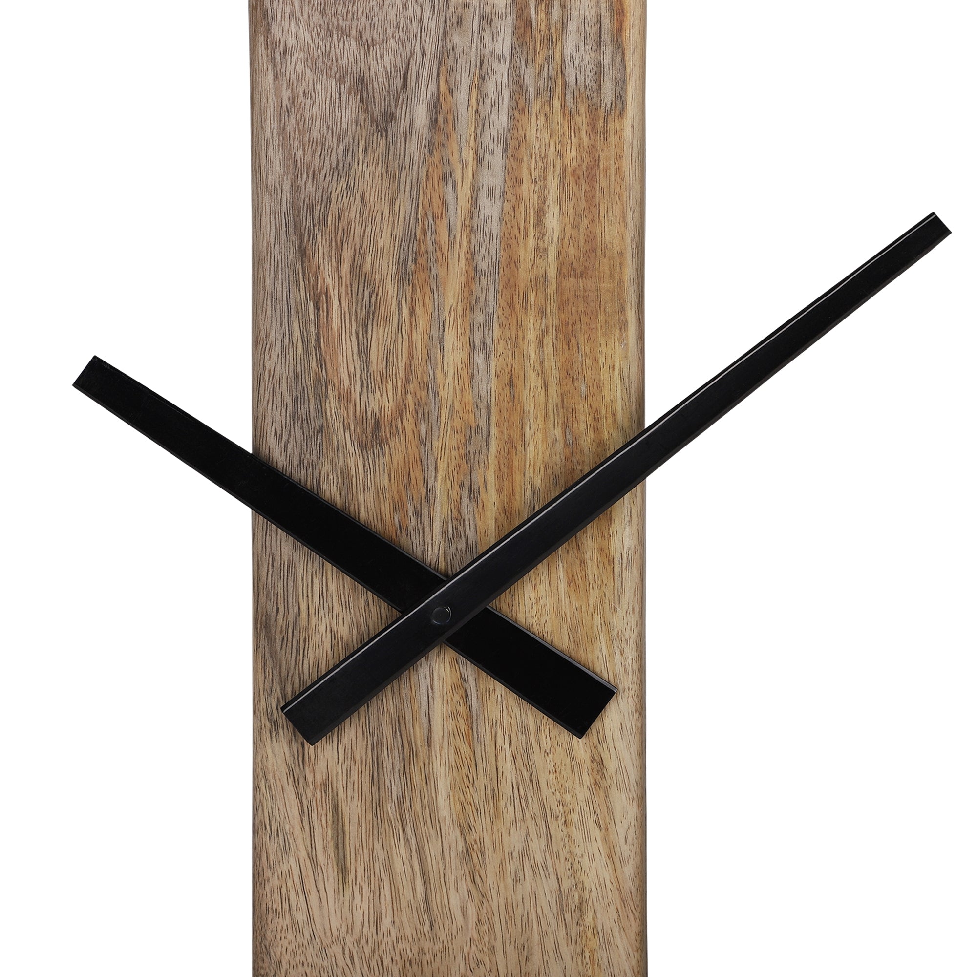 Parete in legno con lancette nere a forma di due linee incrociate.