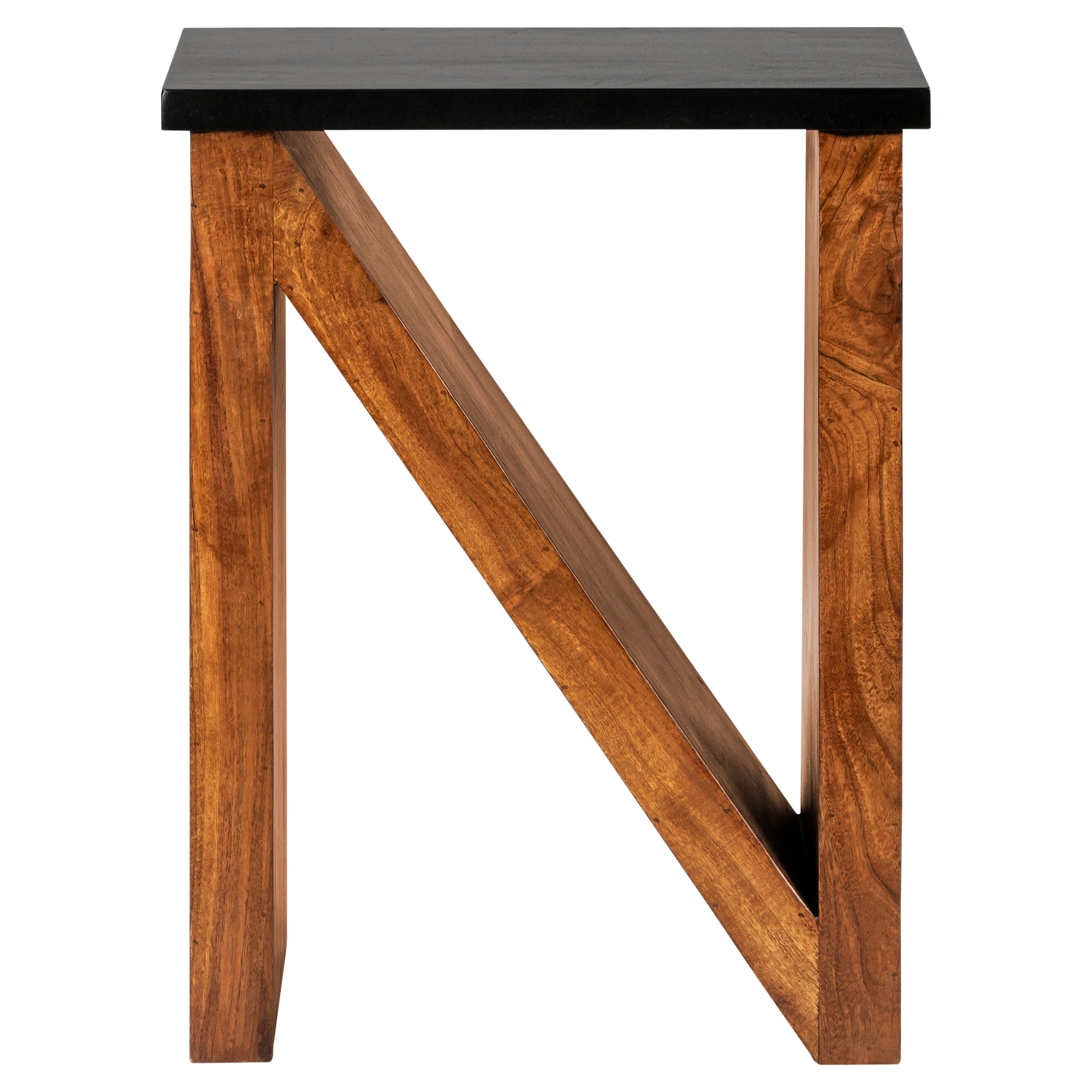 Holztisch mit schwarzer Tischplatte und schrägen Beinen.