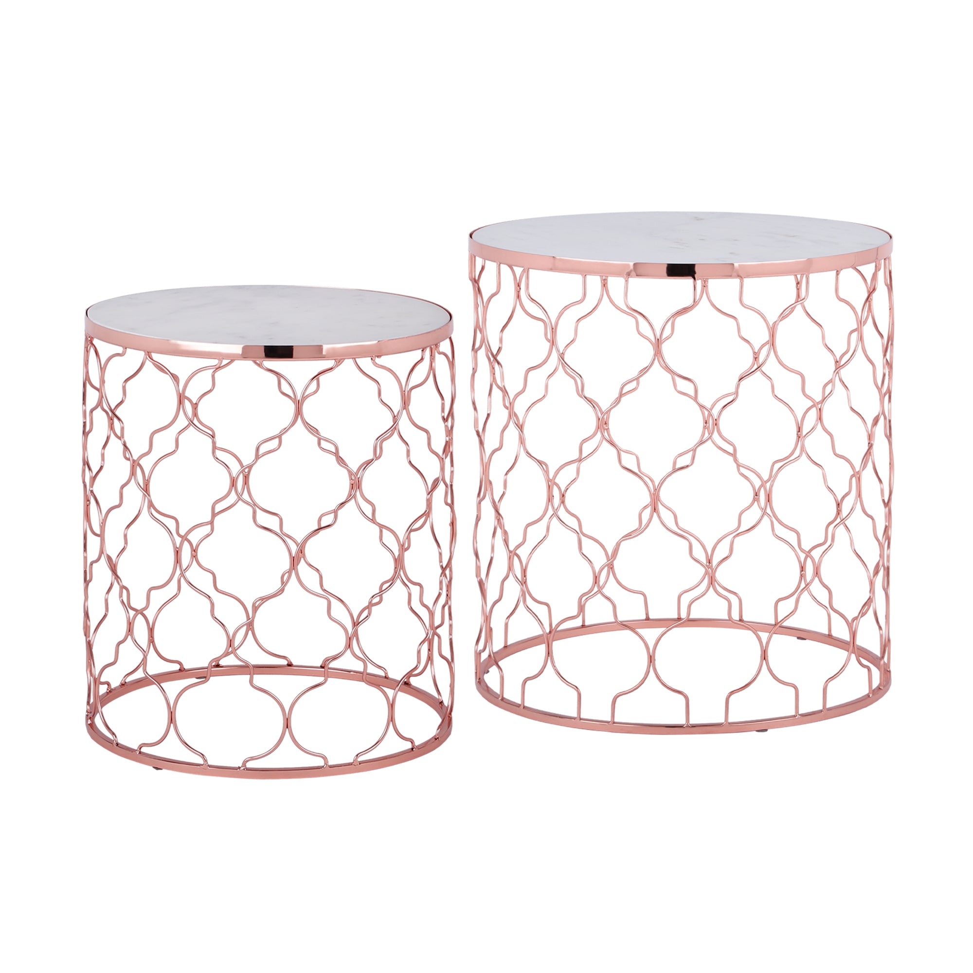 Zwei runde Beistelltische mit roségoldener Struktur und dekorativem Design.