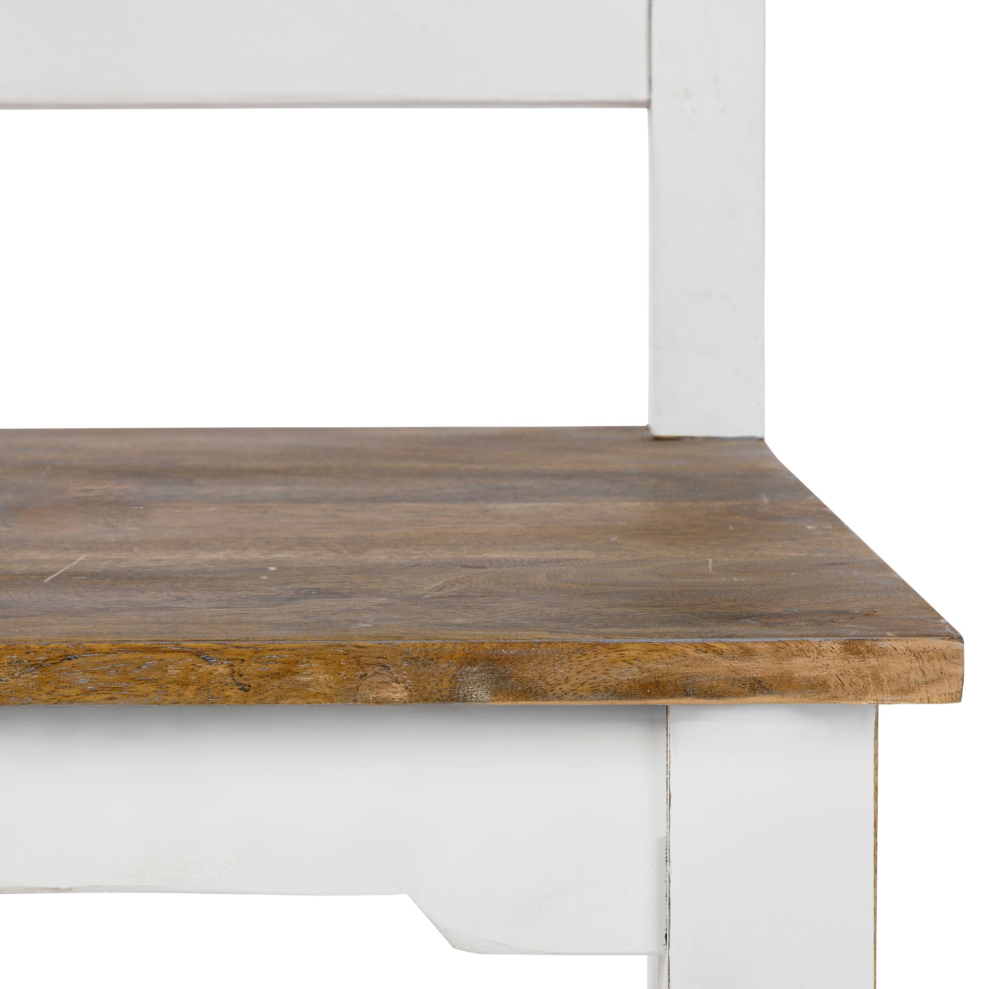 Primer plano de un banco de madera con estructura blanca.