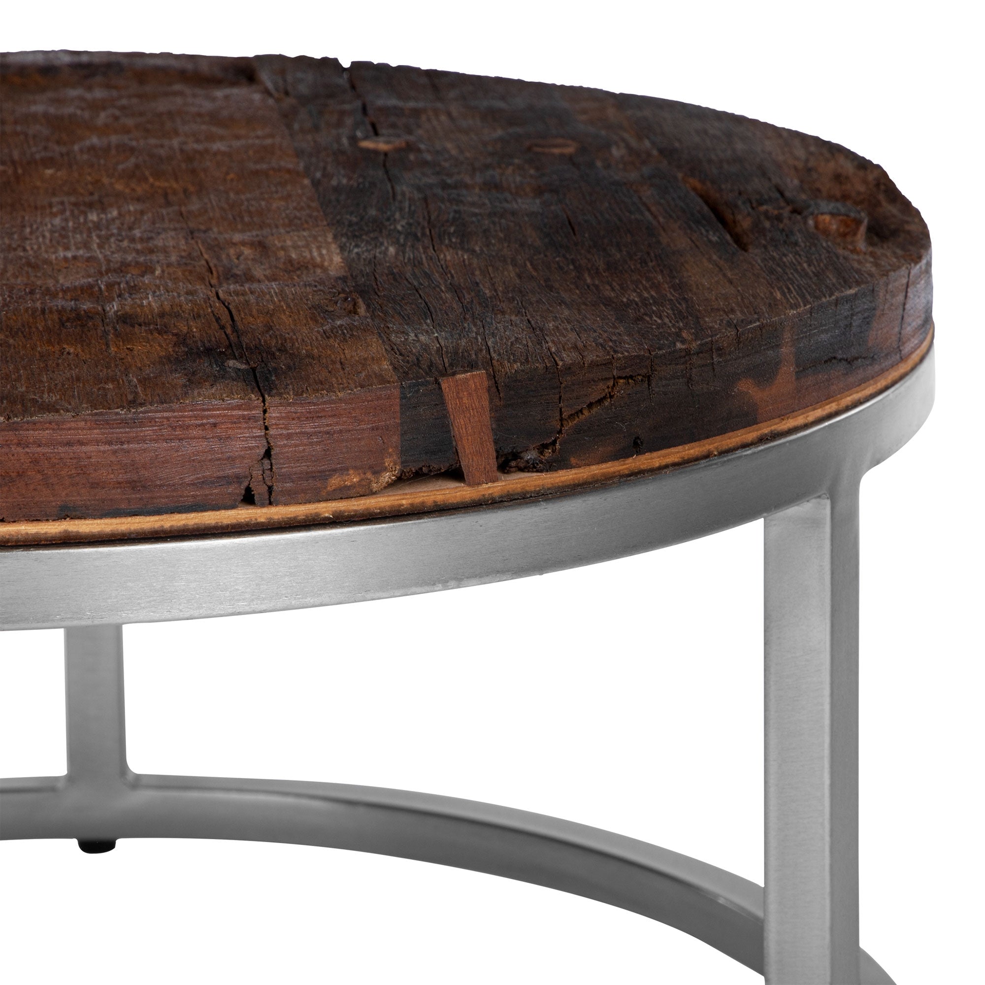 Detailaufnahme einer runden Tischplatte aus Holz mit Metallgestell.