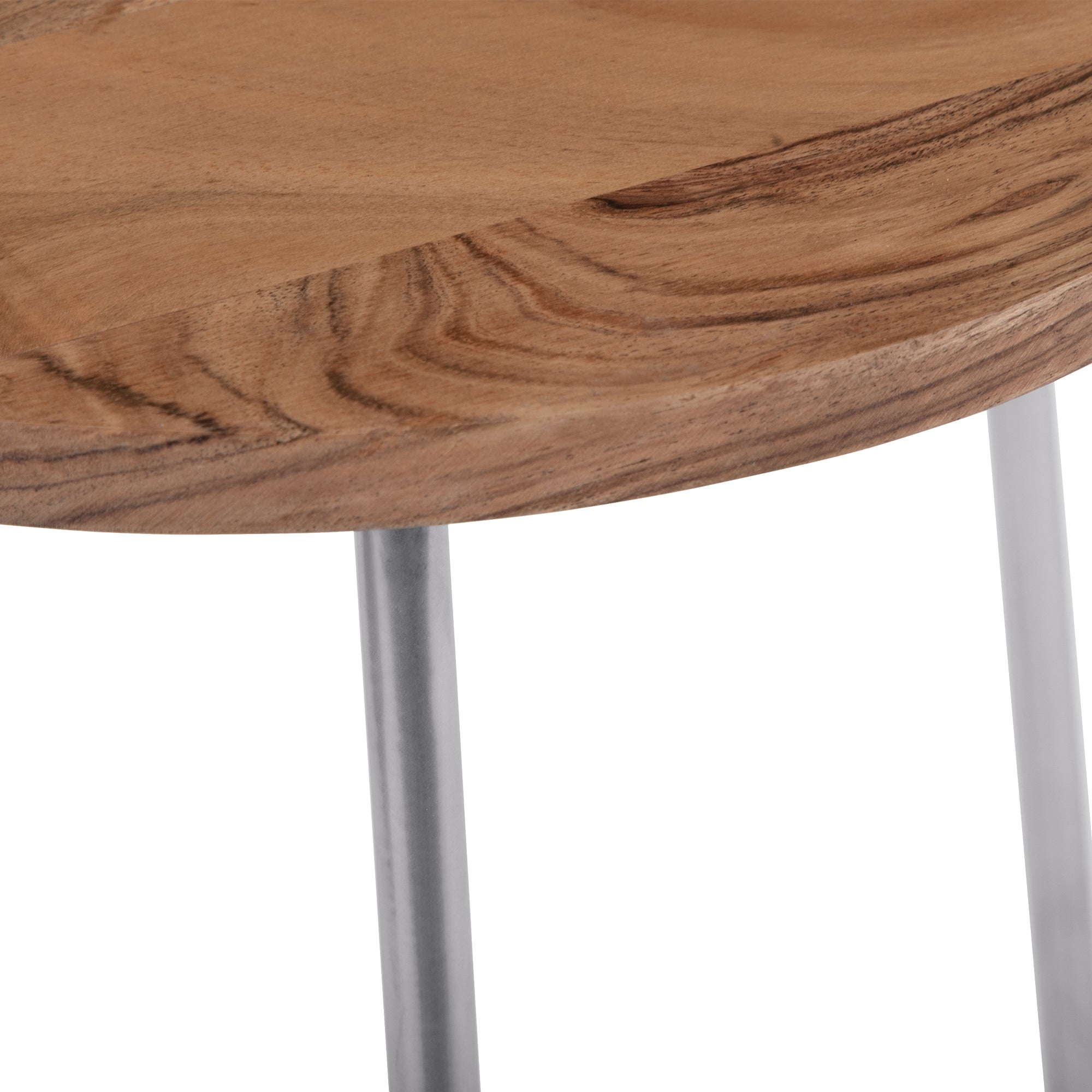 Detailaufnahme eines Holzstuhls mit metallischen Beinen.