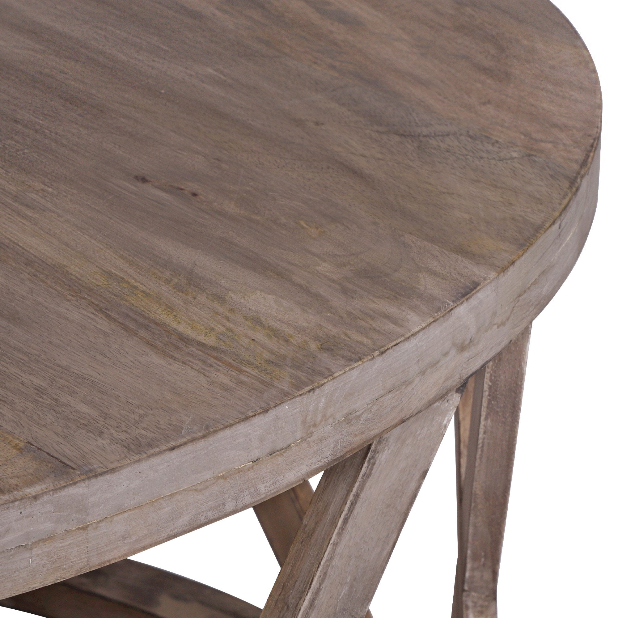 Detailaufnahme eines runden, hellen Holztisches mit sichtbarer Holzmaserung.