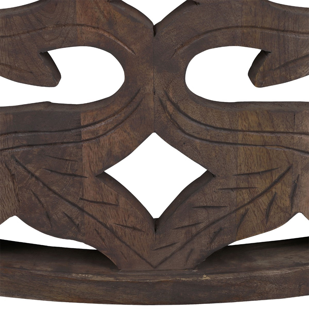 Holzdetail mit geschwungenem Muster und Ausschnitten.