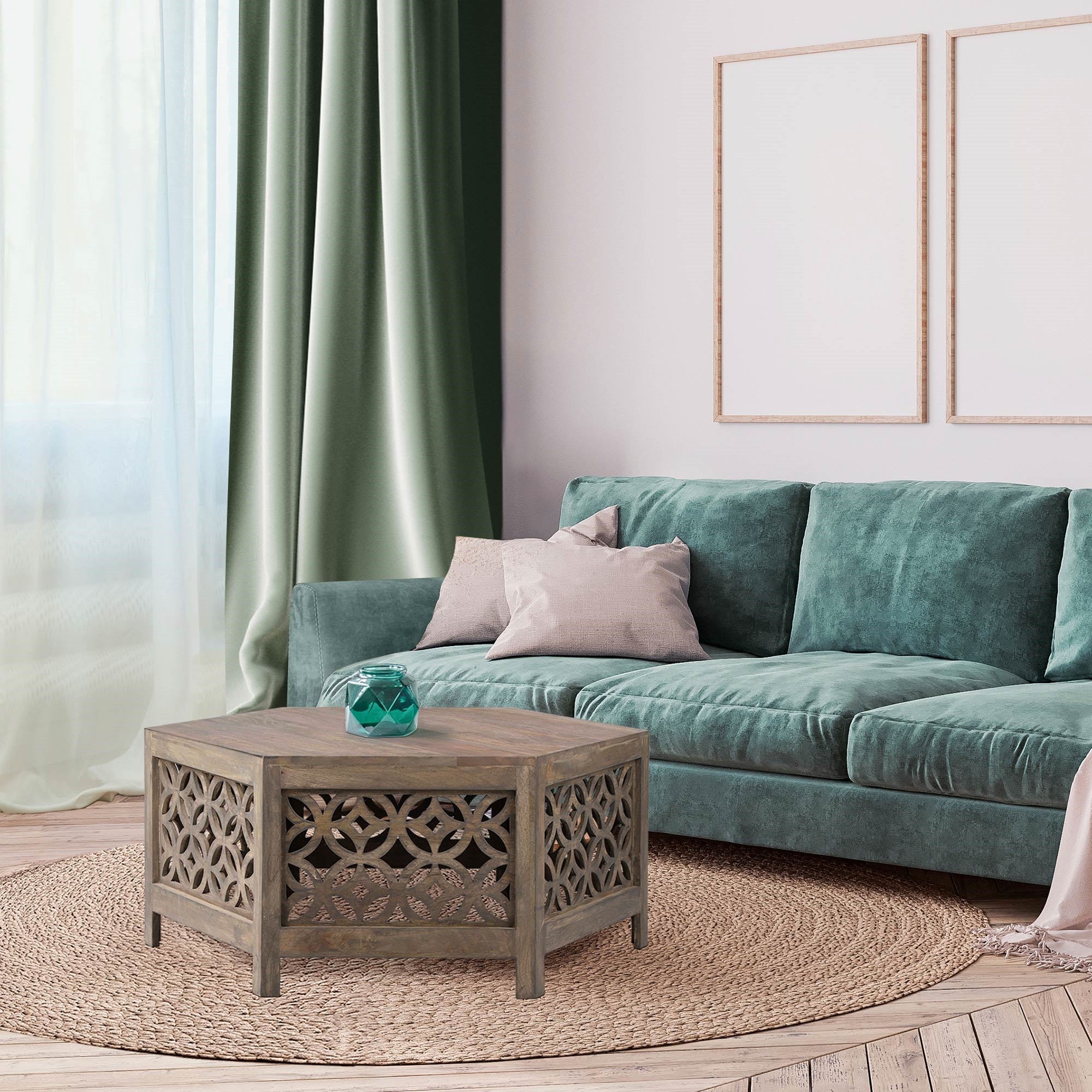 Wohnzimmer mit grünem Sofa, runder Teppich und dekorativem Couchtisch.