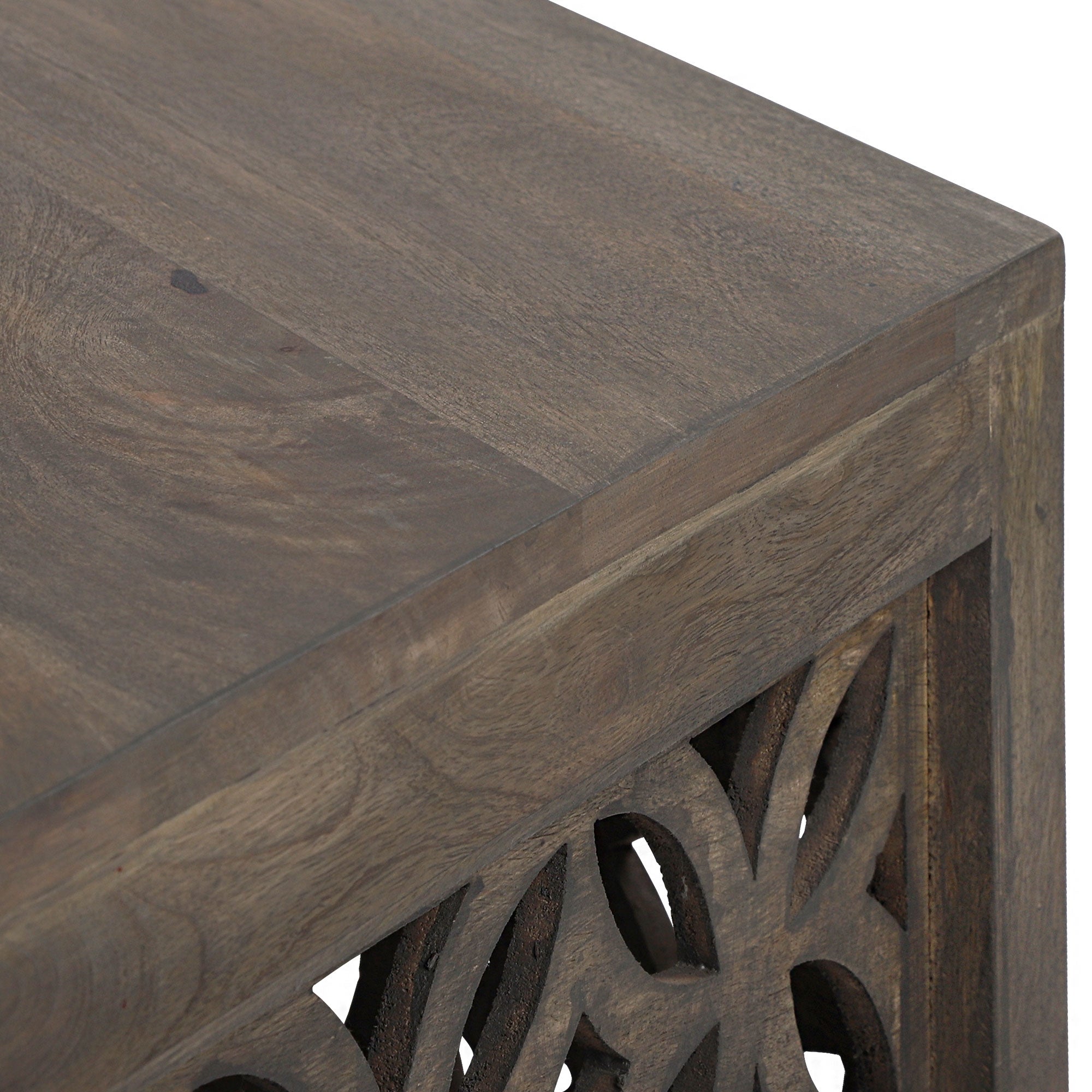 Detailaufnahme der Kante eines Holztisches.