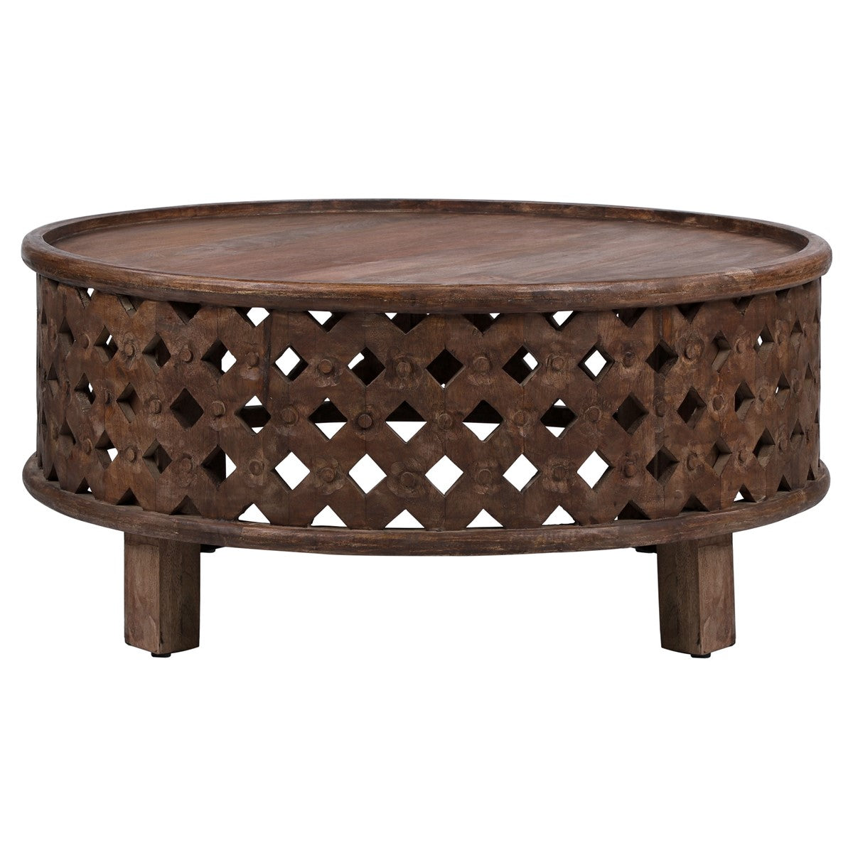 Runder Couchtisch aus Holz mit durchbrochener Musterung und vier Beinen.