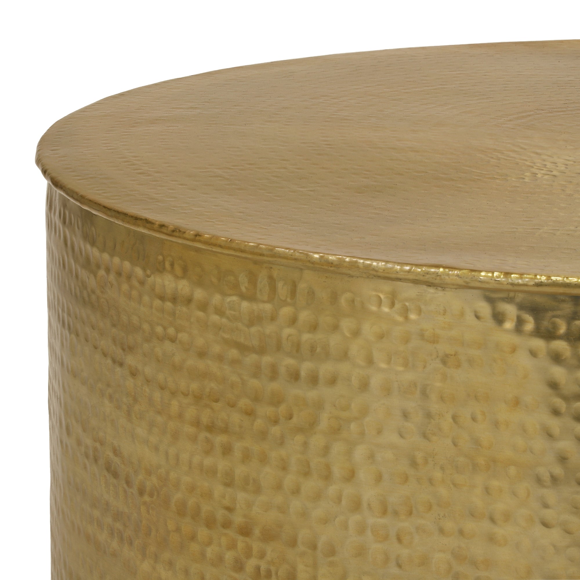 Detailansicht eines goldenen, runden Tisches mit einer glatten Oberfläche.