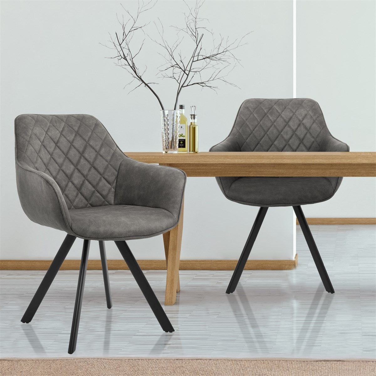 Zwei graue Stühle an einem Holztisch mit dekorativen Flaschen.