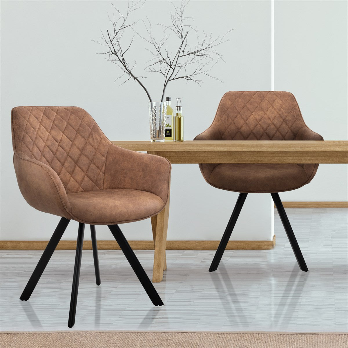 Zwei braune Stühle mit Rautenmuster, an einem Holztisch in einem Raum.