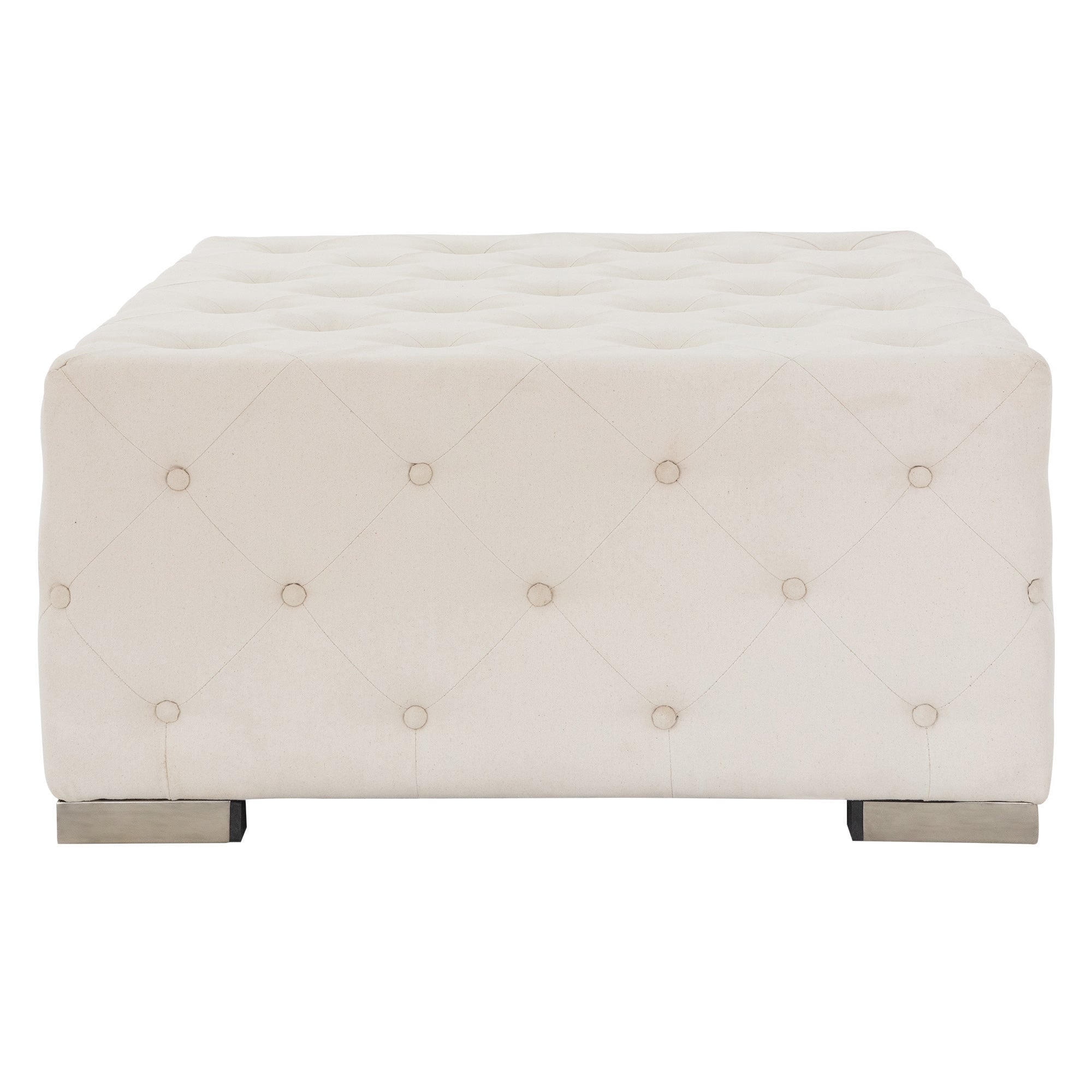 Ein quadratischer, gepolsterter Hocker in hellem Stoff mit Knopfheftung.
