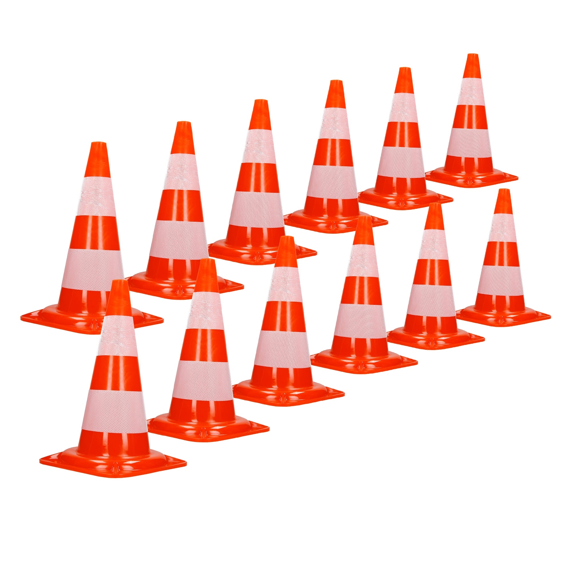 Eine Gruppe von orangefarbenen Verkehrshütchen mit weißen Streifen.