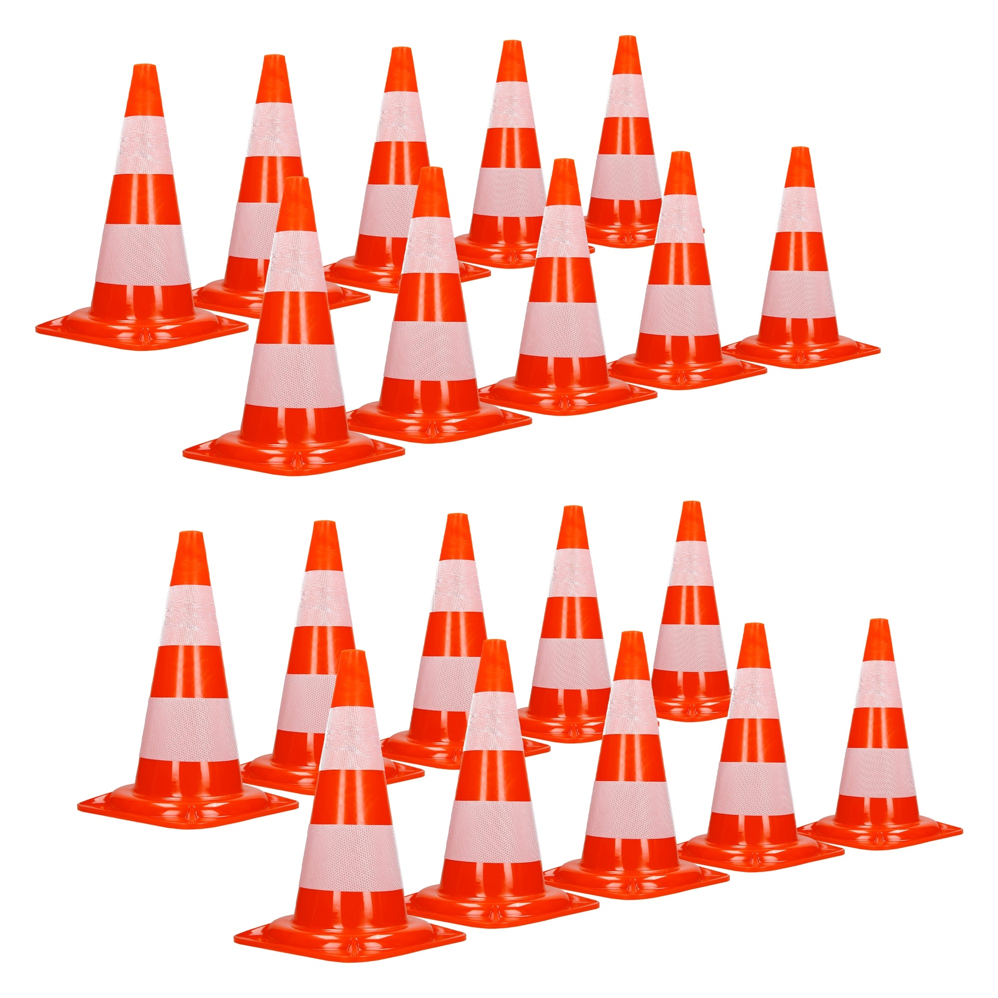 Mehrere orangefarbene Verkehrshütchen mit weißen Streifen auf einem weißen Hintergrund.
