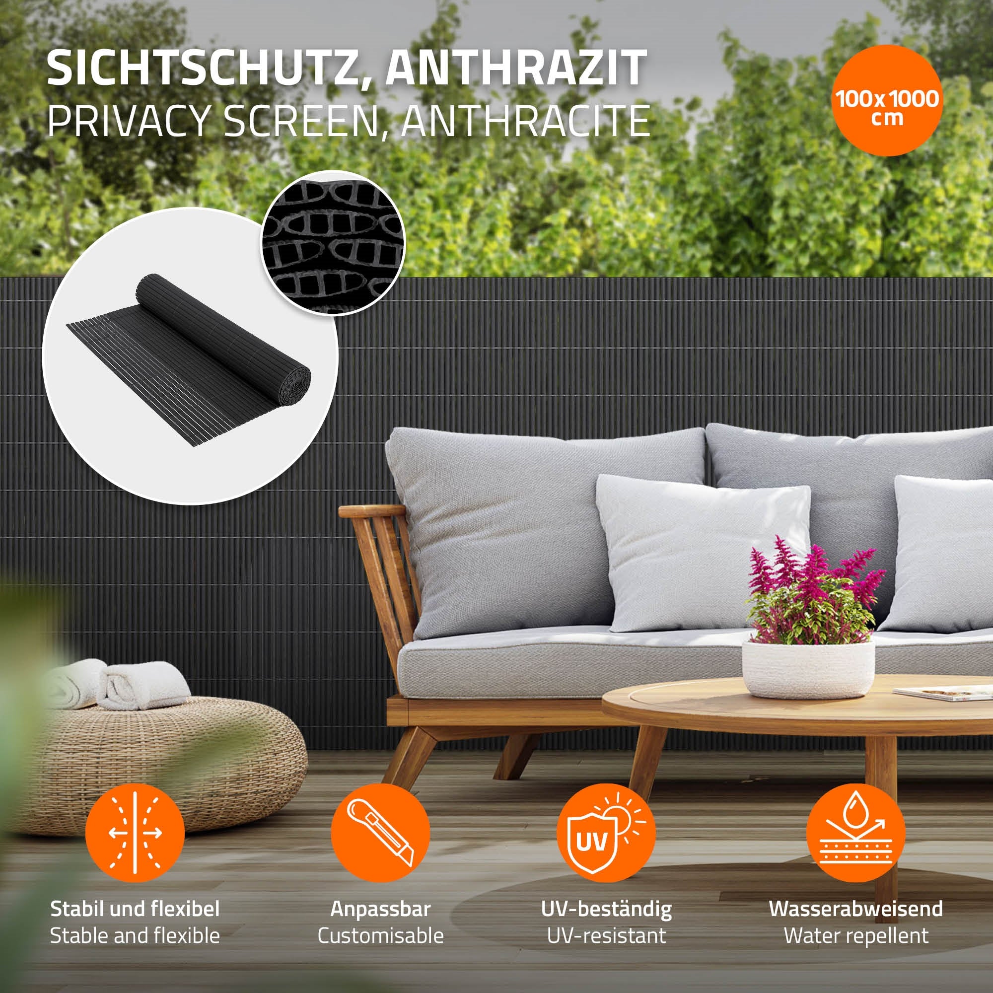 Sichtschutz in Anthrazit, 100x1000 cm, mit Sofa und Pflanzen im Hintergrund.