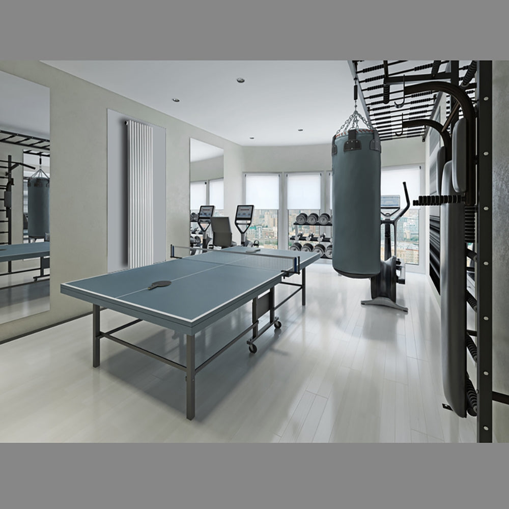 Moderne trainingsruimte met tafeltennistafel en fitnessapparatuur.