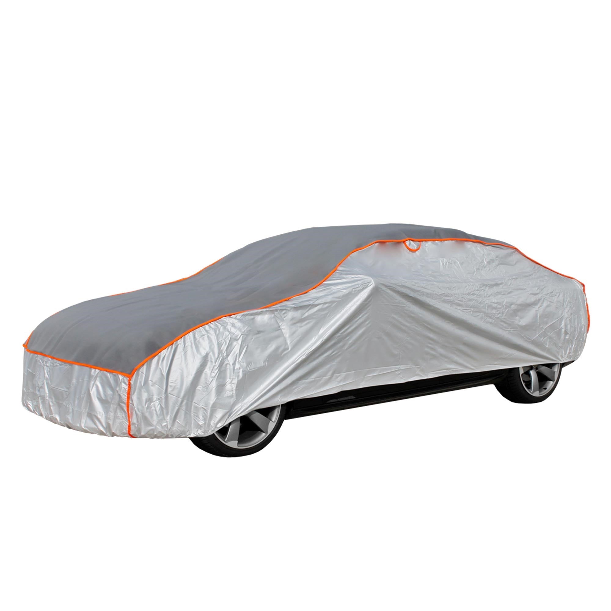 Silberne Autoabdeckung mit orangefarbenem Rand über einem Auto.