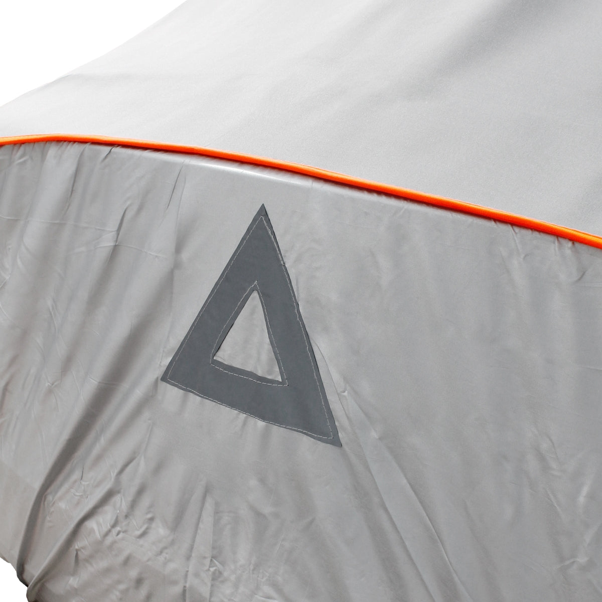 Grauer Zeltstoff mit orangefarbener Naht und dreieckigem Logo.