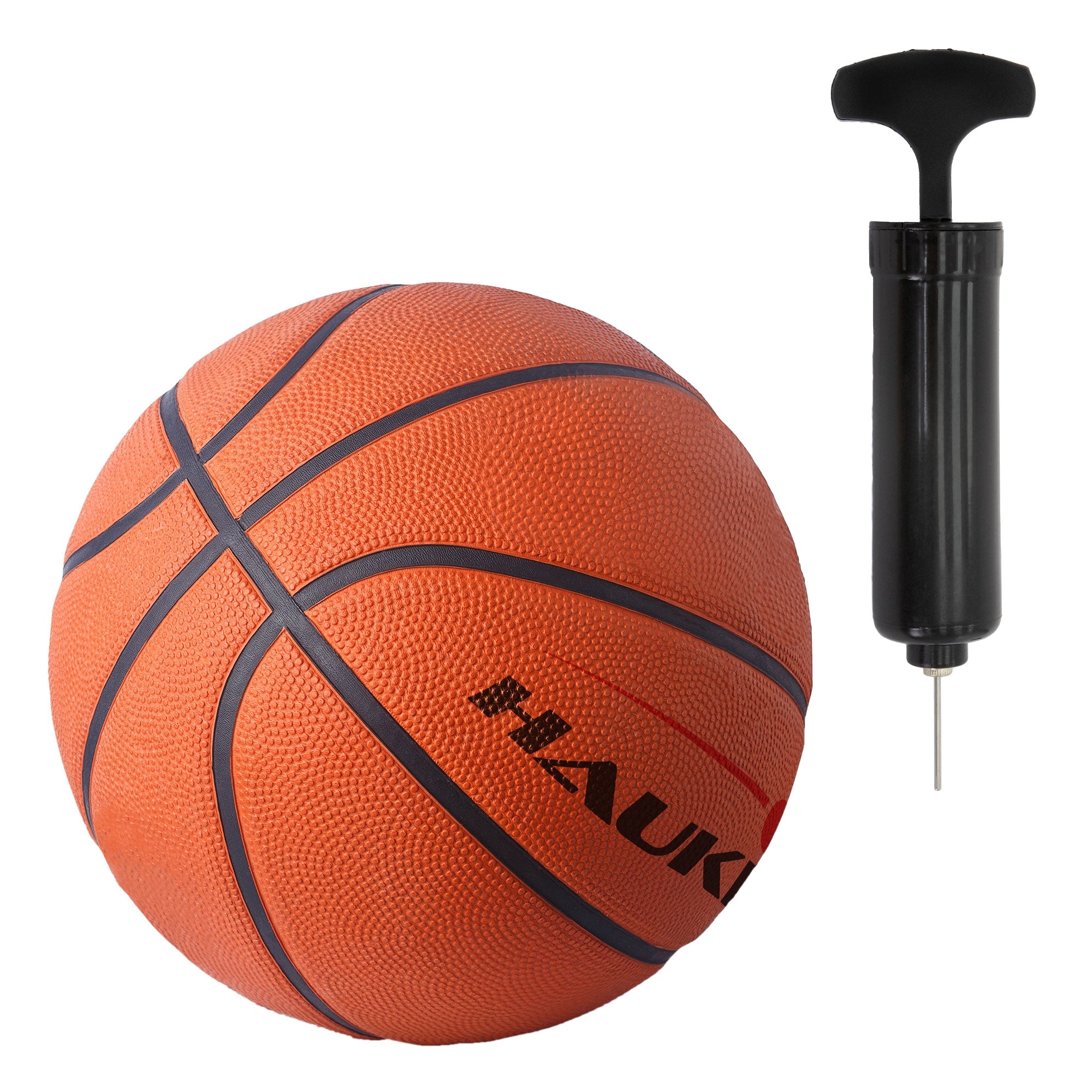 Oranger Basketball und schwarze Pumpe auf weißem Hintergrund.