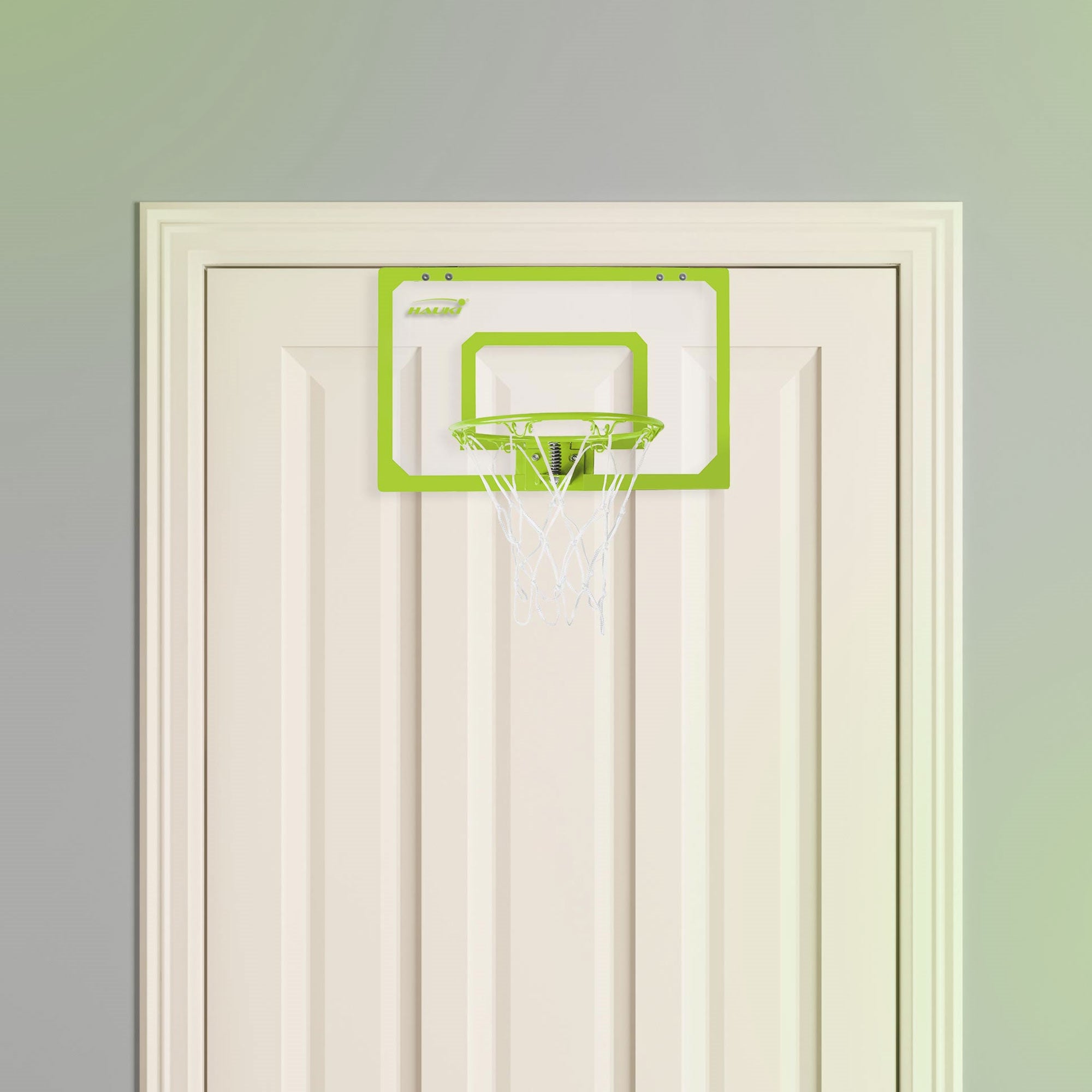 Egy kosárlabda gyűrű lóg egy ajtón, fehér hálóval és zöld kerettel.