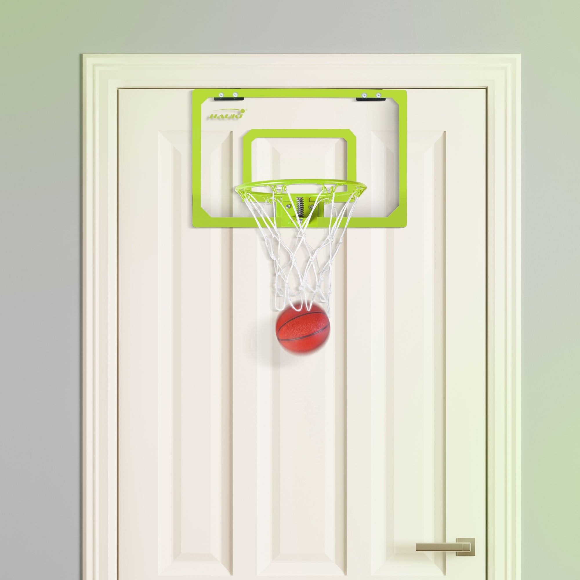Ein Basketballkorb an einer Tür mit einem Basketball, der im Netz hängt.