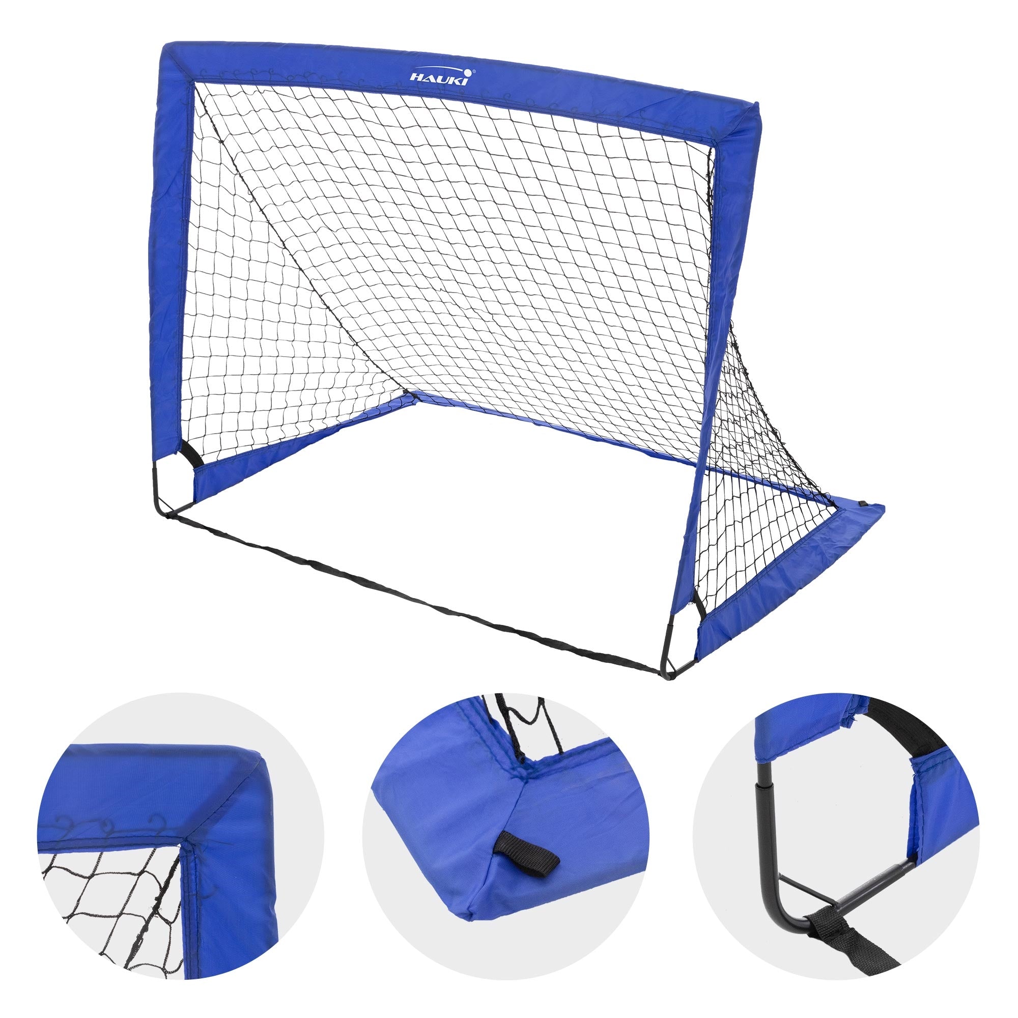 Blaues Fußballtor mit Netz, auf weißem Hintergrund.