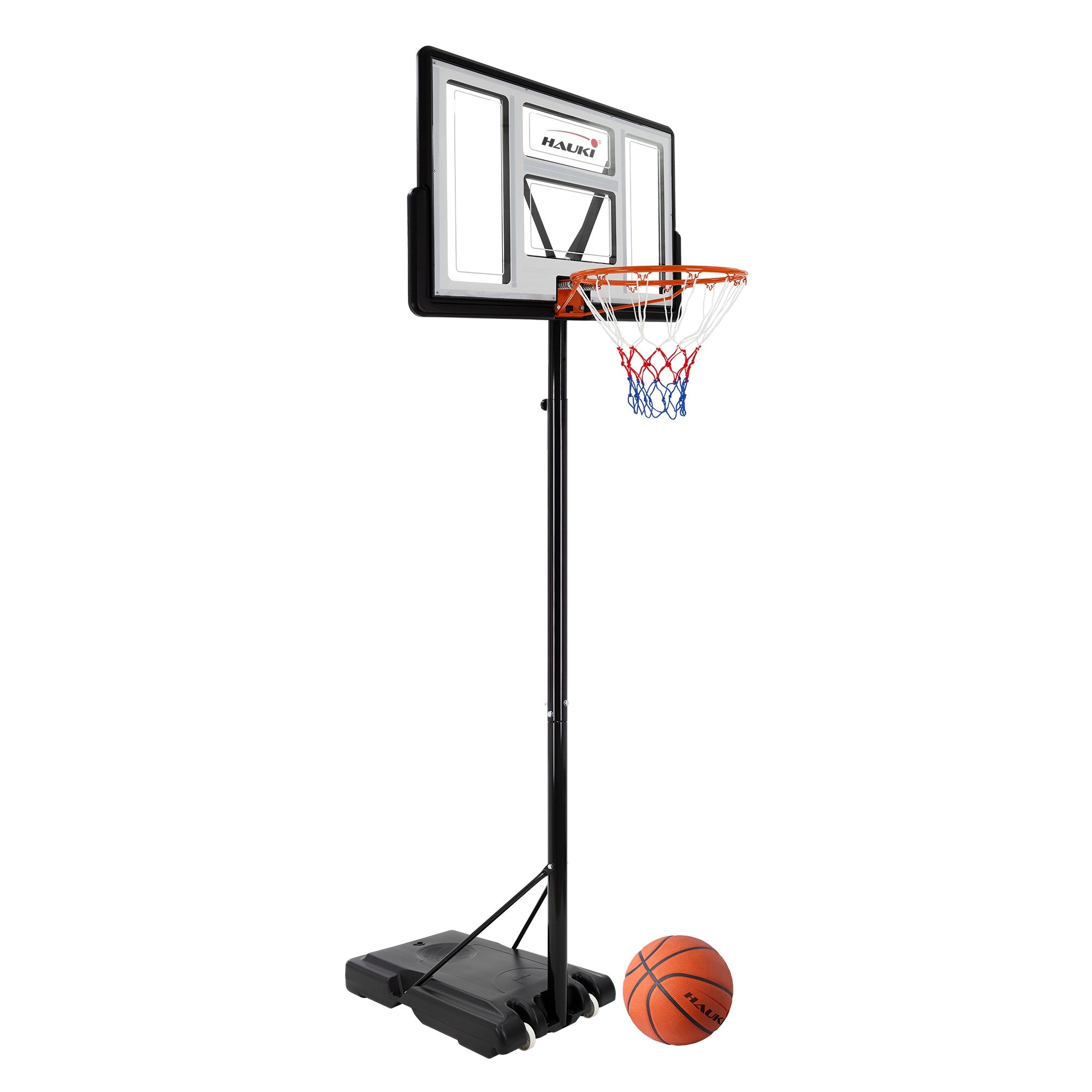 Basketballkorb seitlich, mit orangefarbenem Ball auf dem Boden.