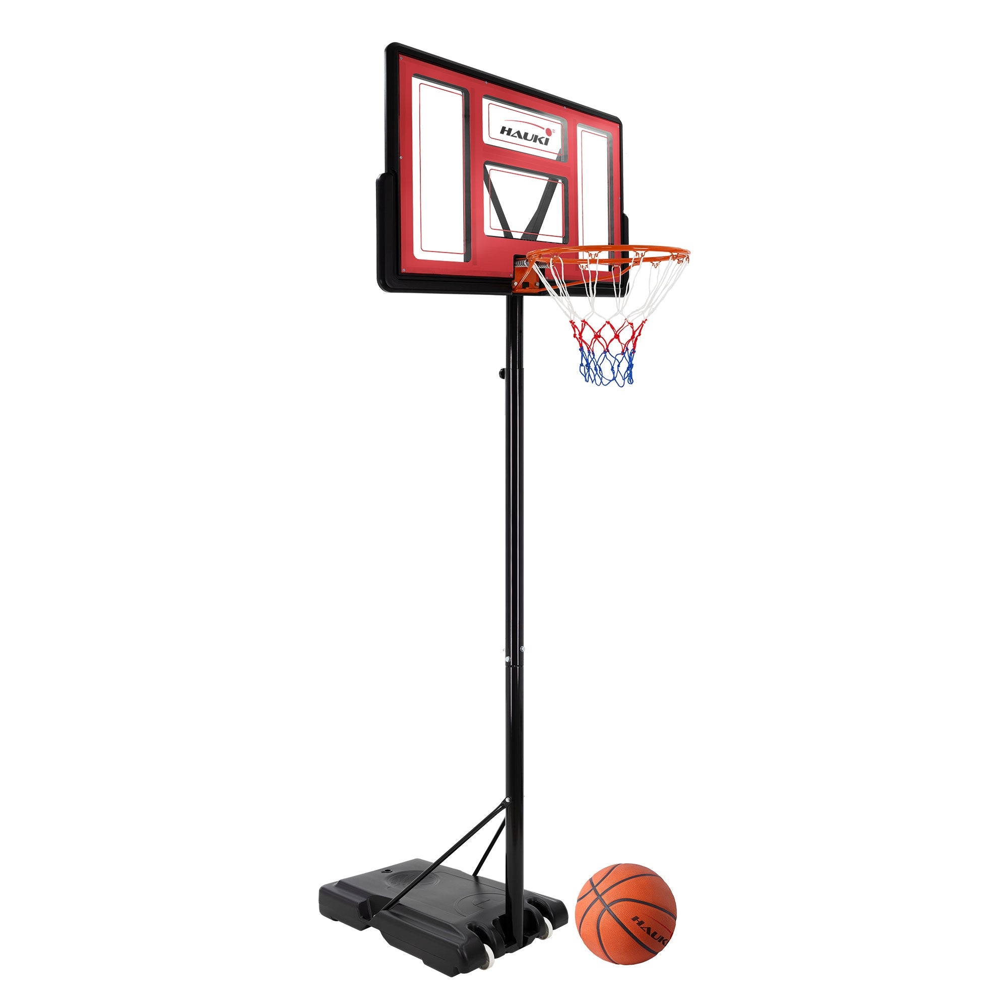 Stehender Basketballkorb mit Ball auf einem schwarzen Untergrund.