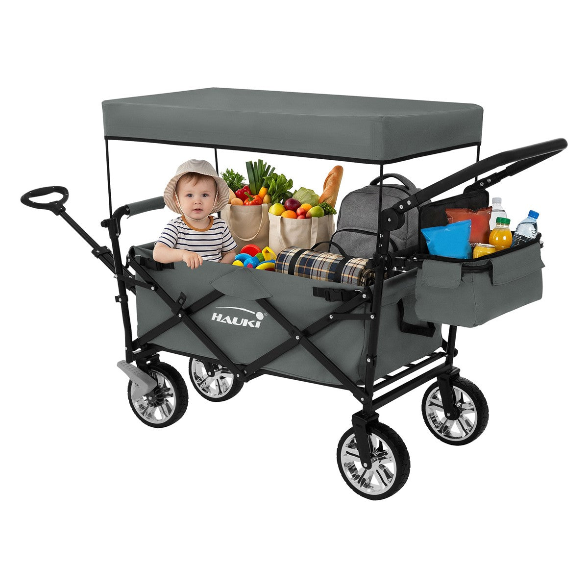 Ein Kinderwagen in Grau mit einem Kind, Obst, Spielzeug und Getränken.