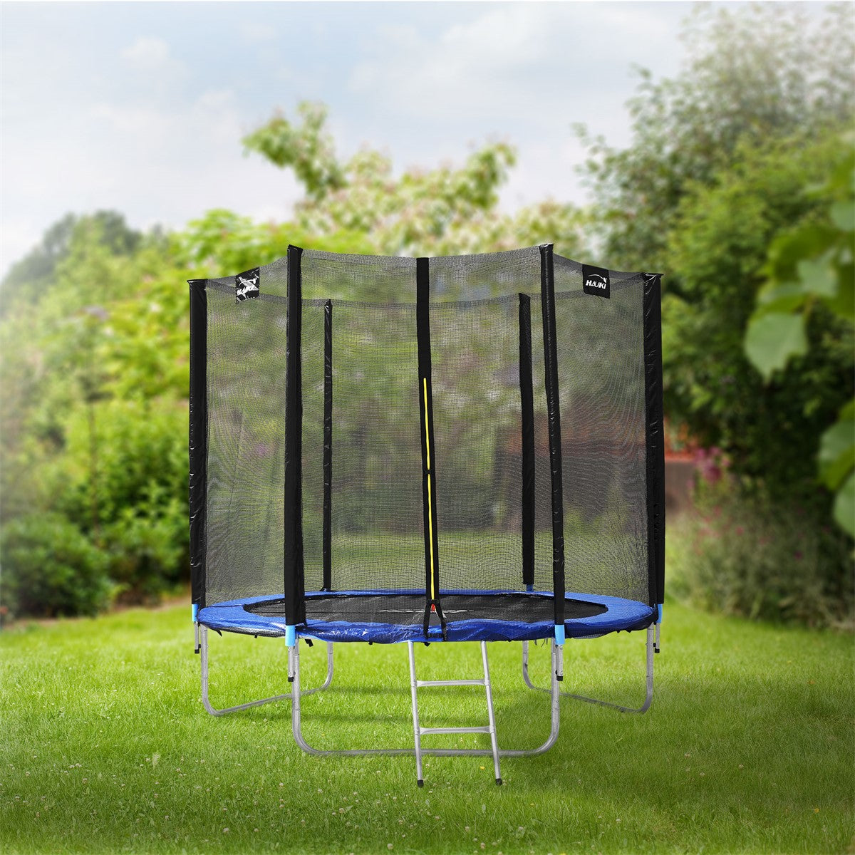 Ein Trampolin mit Netz und Leiter im Garten, umgeben von Bäumen.