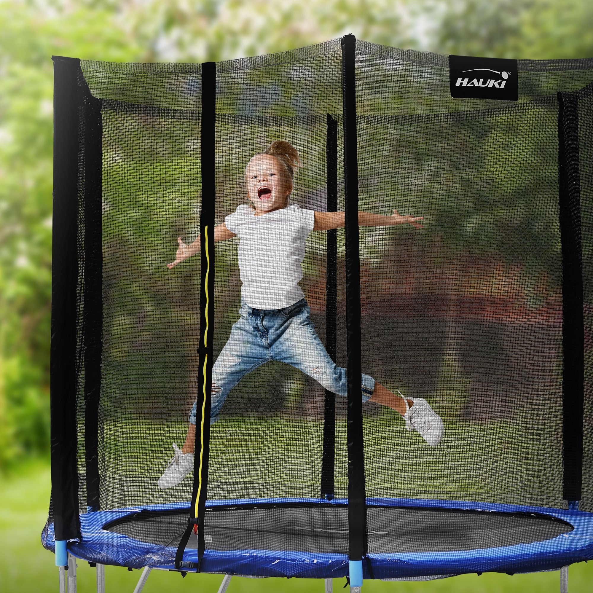 Dítě skáče na trampolíně s ochrannou sítí v zahradě.