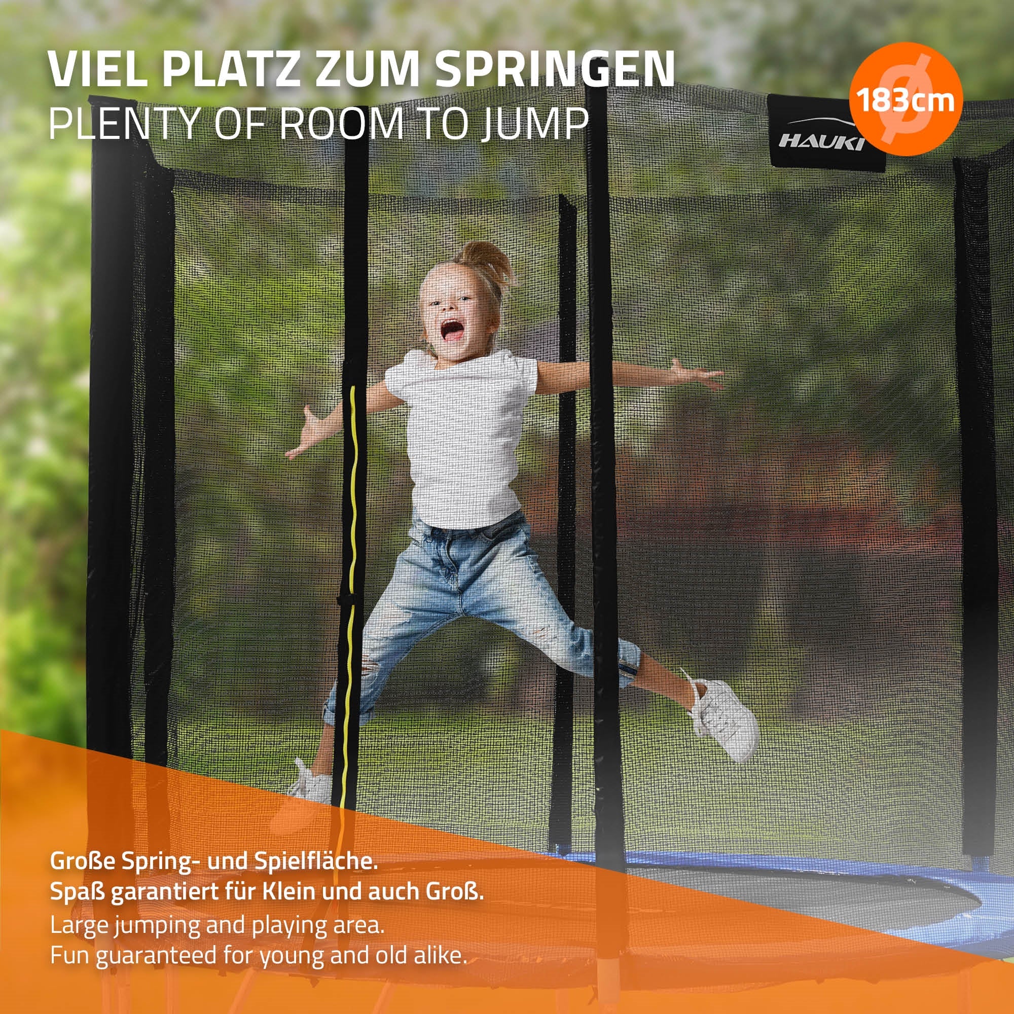 Dívka skáče na trampolíně se sítí, spousta místa na hraní.