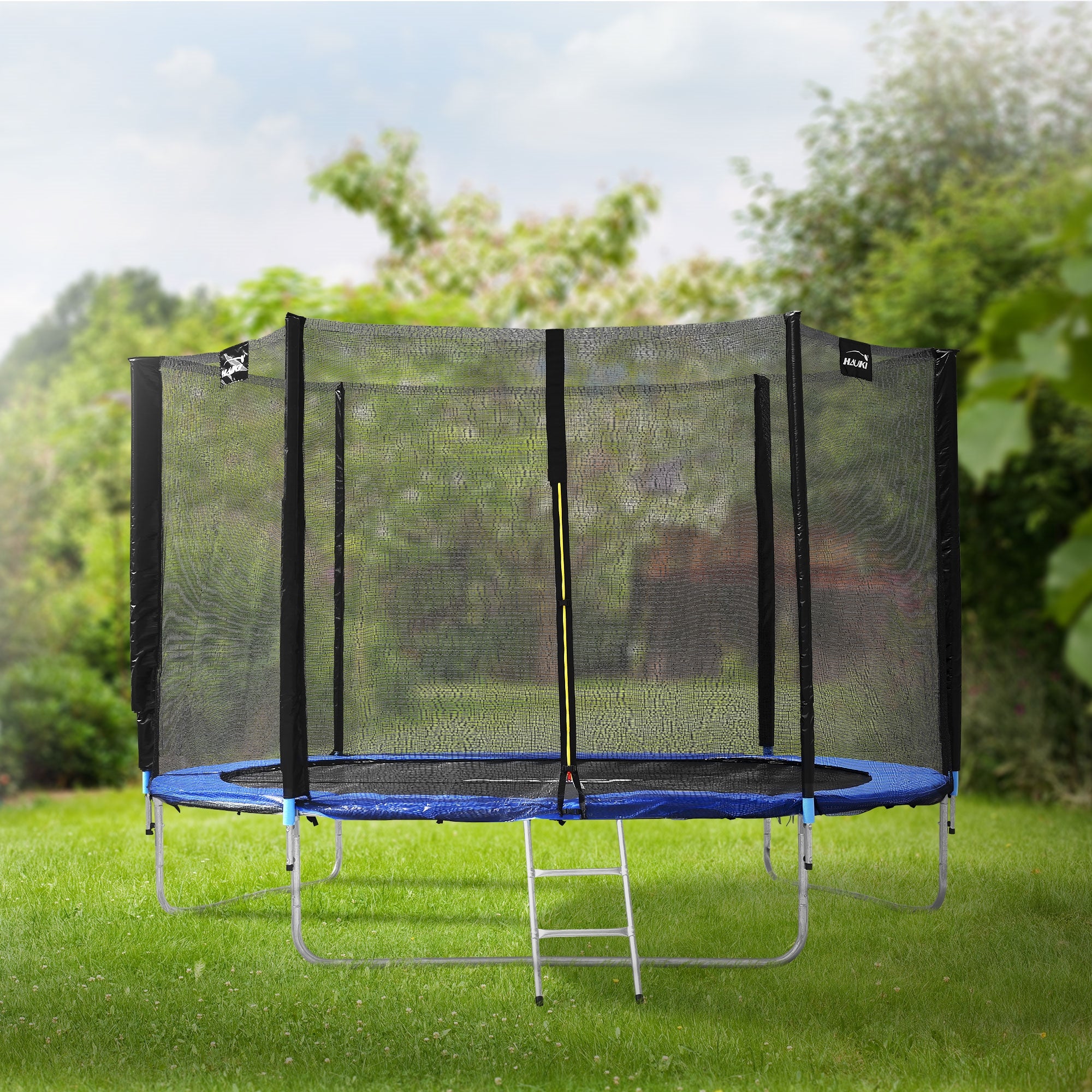 Rundes Trampolin mit Sicherheitsnetz und Leiter im Garten.