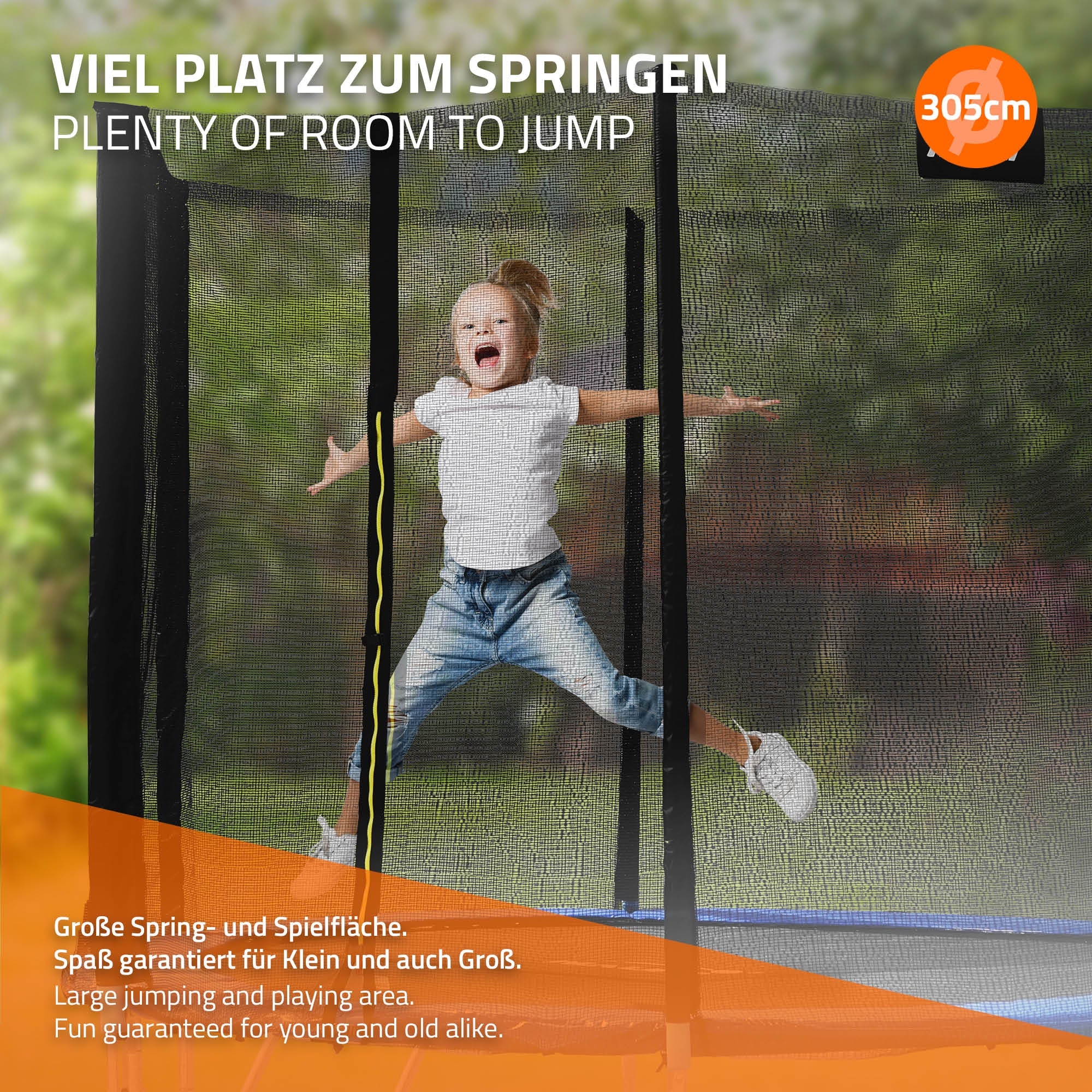 Junge springt fröhlich im Trampolin, viel Platz zum Spielen.