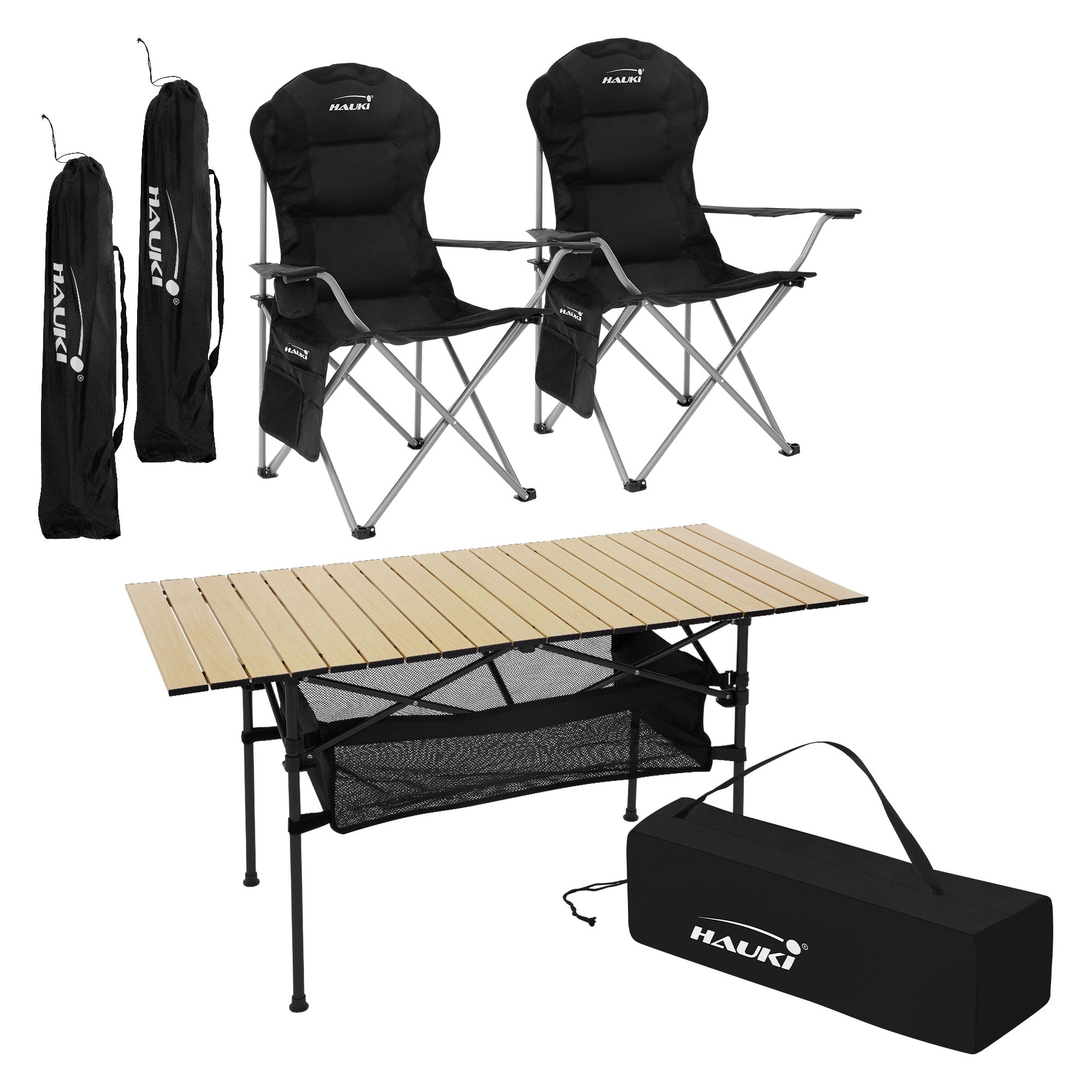 Campingtisch mit zwei Klappstühlen und Tragetasche.