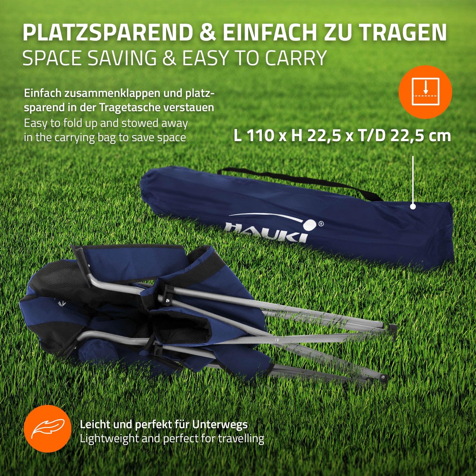 Zusammengeklappter Klappstuhl in Tragetasche auf grünem Rasen.