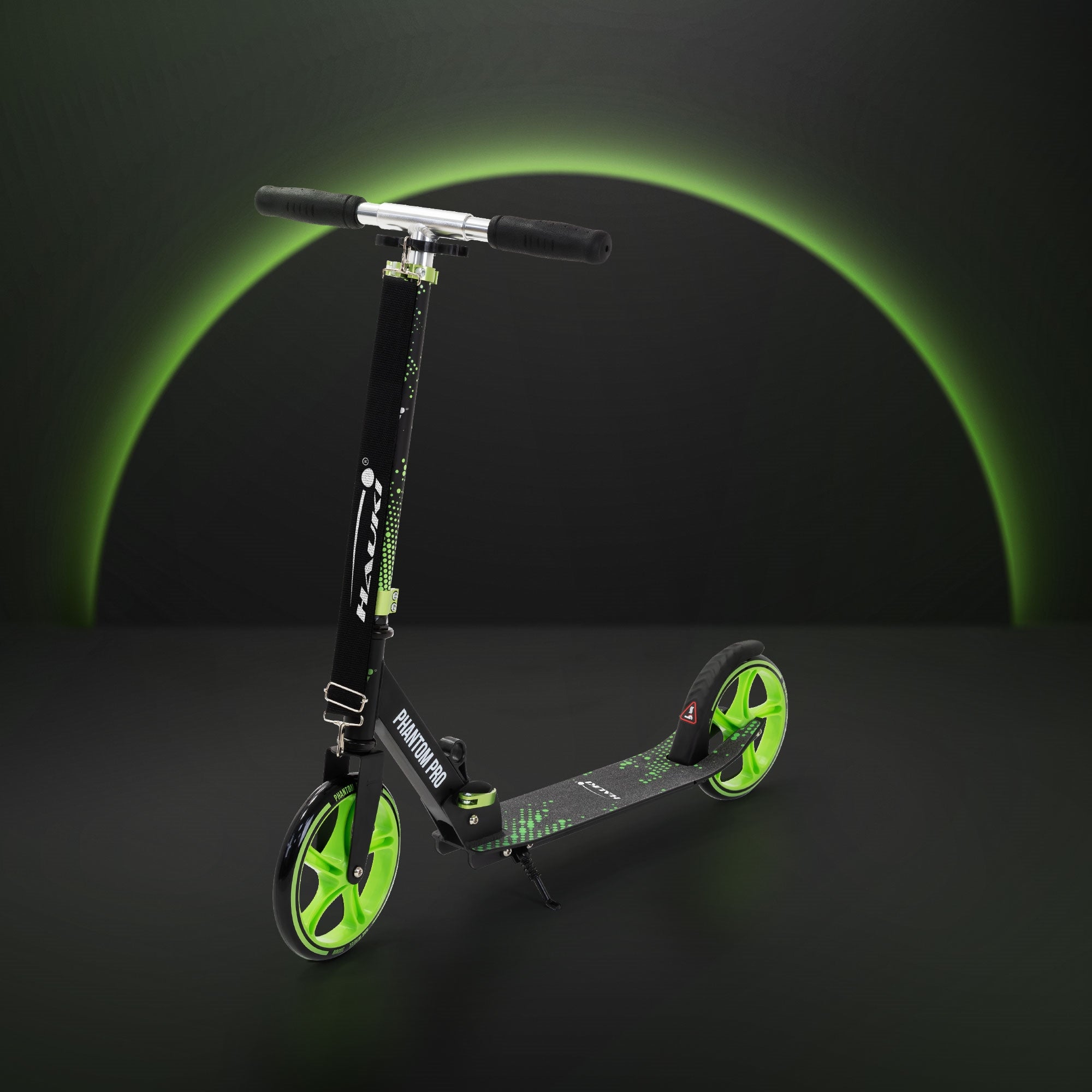 Scooter su sfondo nero con design verde e grandi ruote.