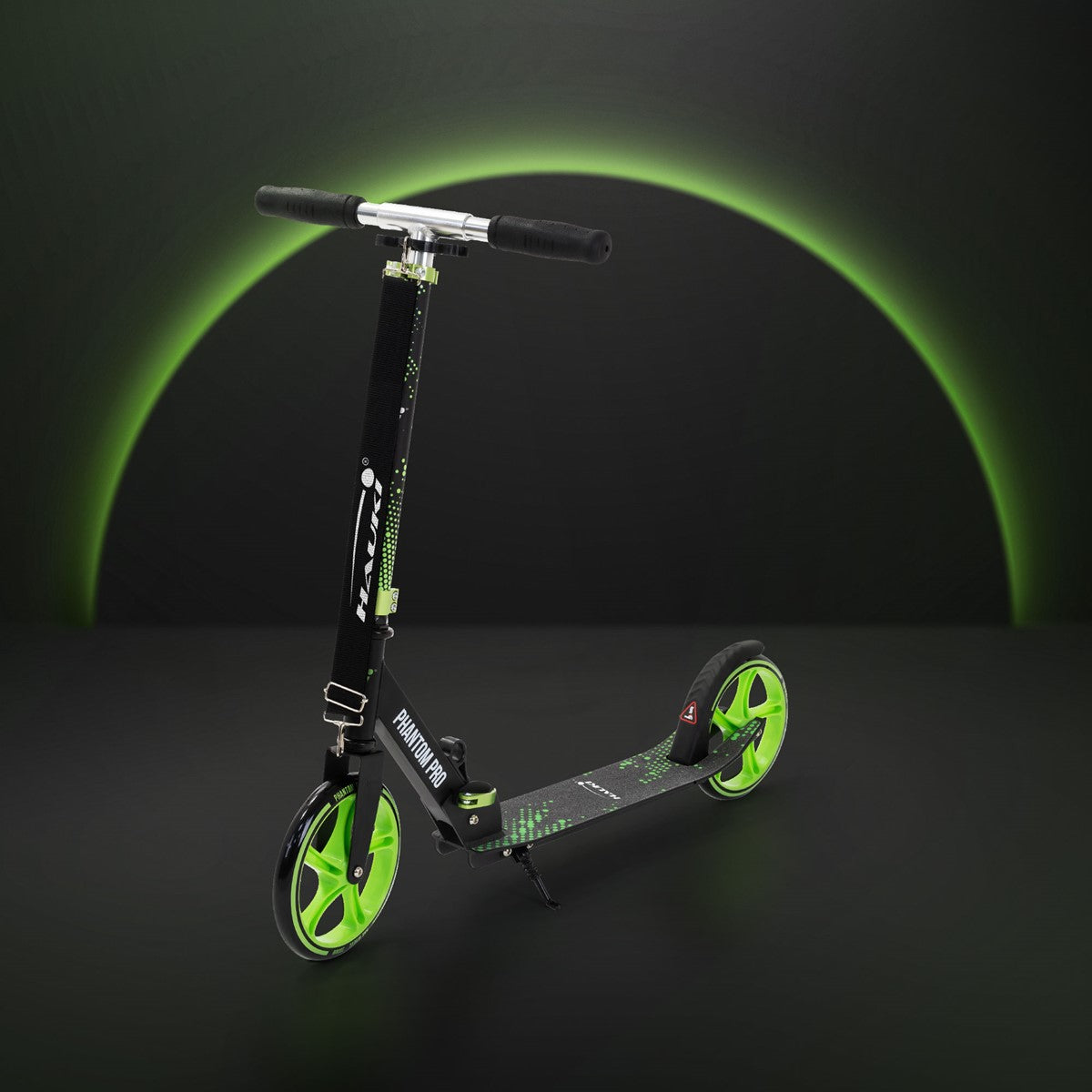 Scooter auf schwarzem Hintergrund mit grünem Design und großen Rädern.