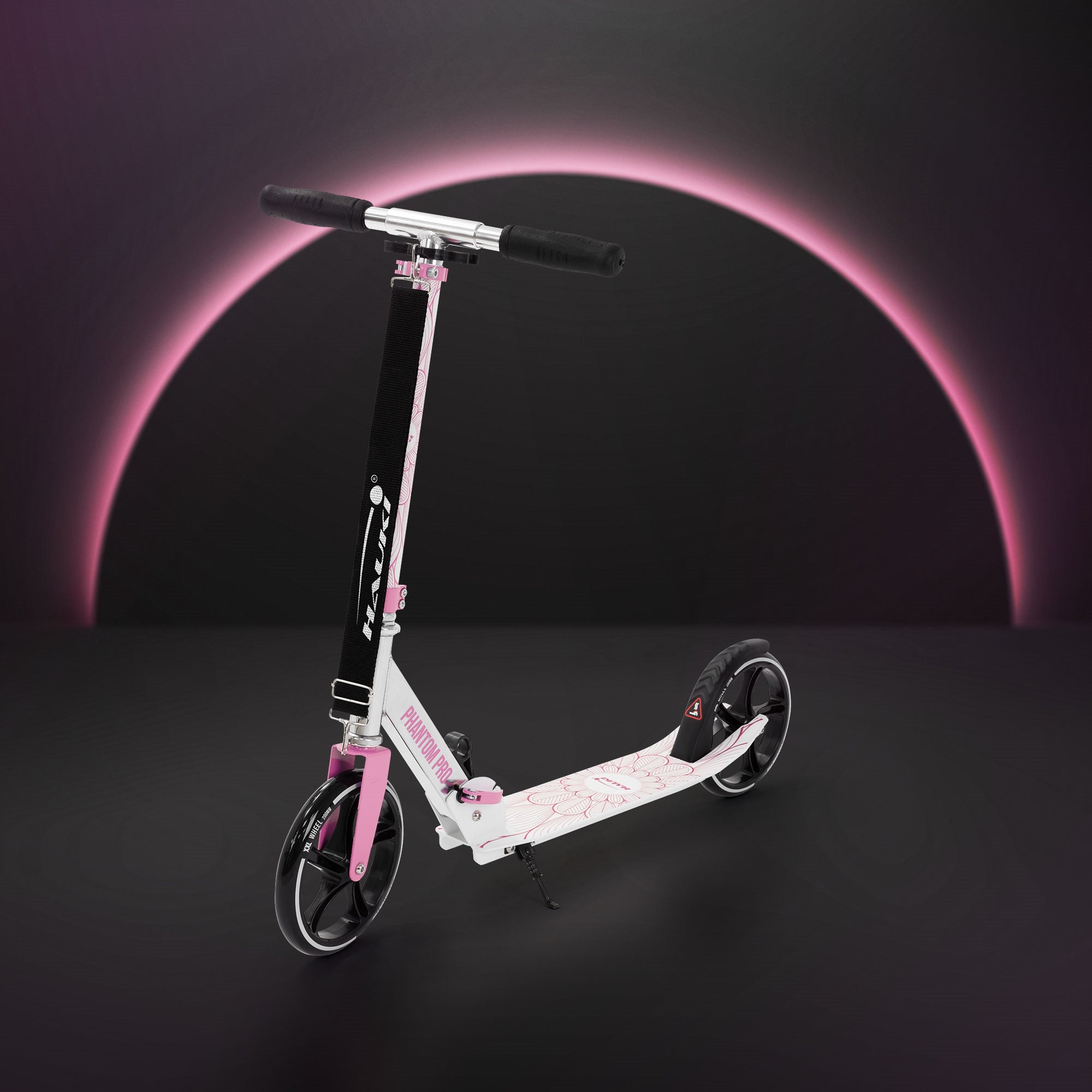 Uno scooter rosa è davanti a uno sfondo scuro con un semicerchio luminoso.