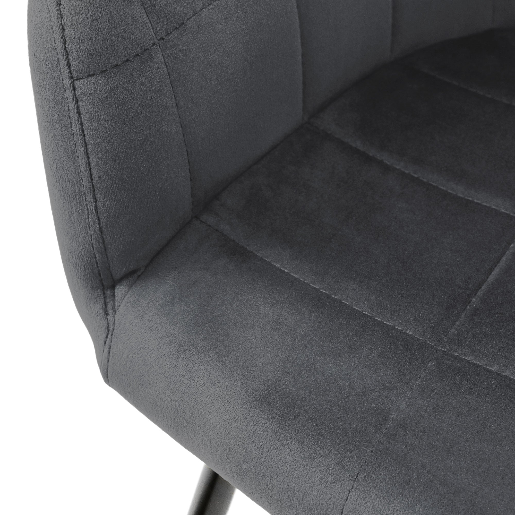 Primer plano de una silla gris con asiento acolchado y patrón cuadrado.