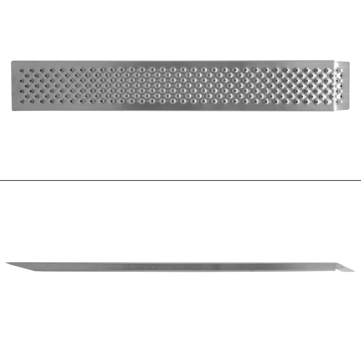 Een platte metalen strip met gaten en een scherpe rand.